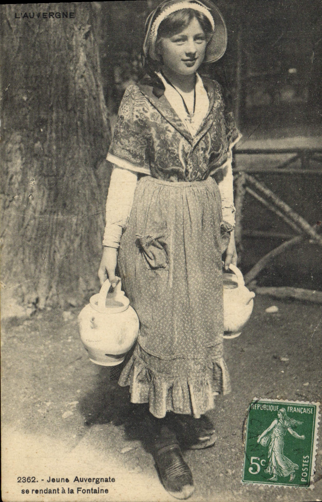 CPA Folklore L'Auvergne Jeune Auvergnate se rendant a la Fontaine 