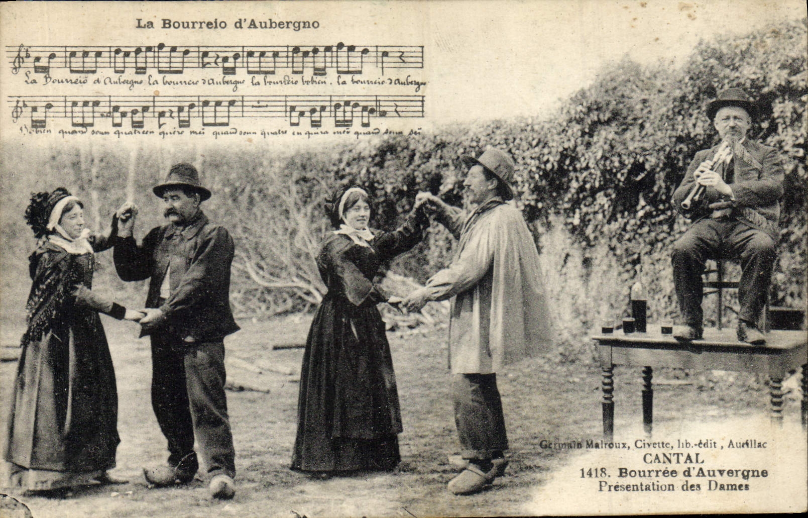 CPA Folklore Bourree d'Auvergne presentation des Dames