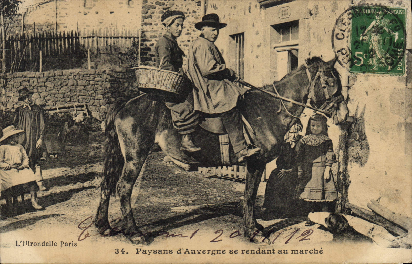 CPA Folklore Paysans d'Auvergne se rendant au marche Cheval Enfants 