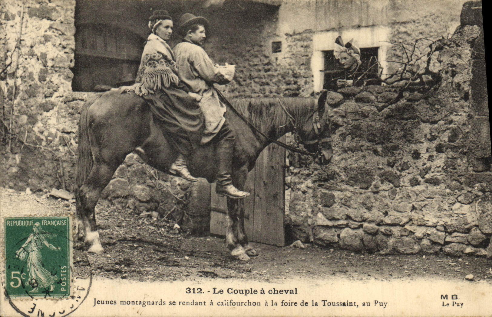 CPA Folklore Le couple a cheval Jeunes montagnards se rendant a caifourchon a la foire de la Toussai