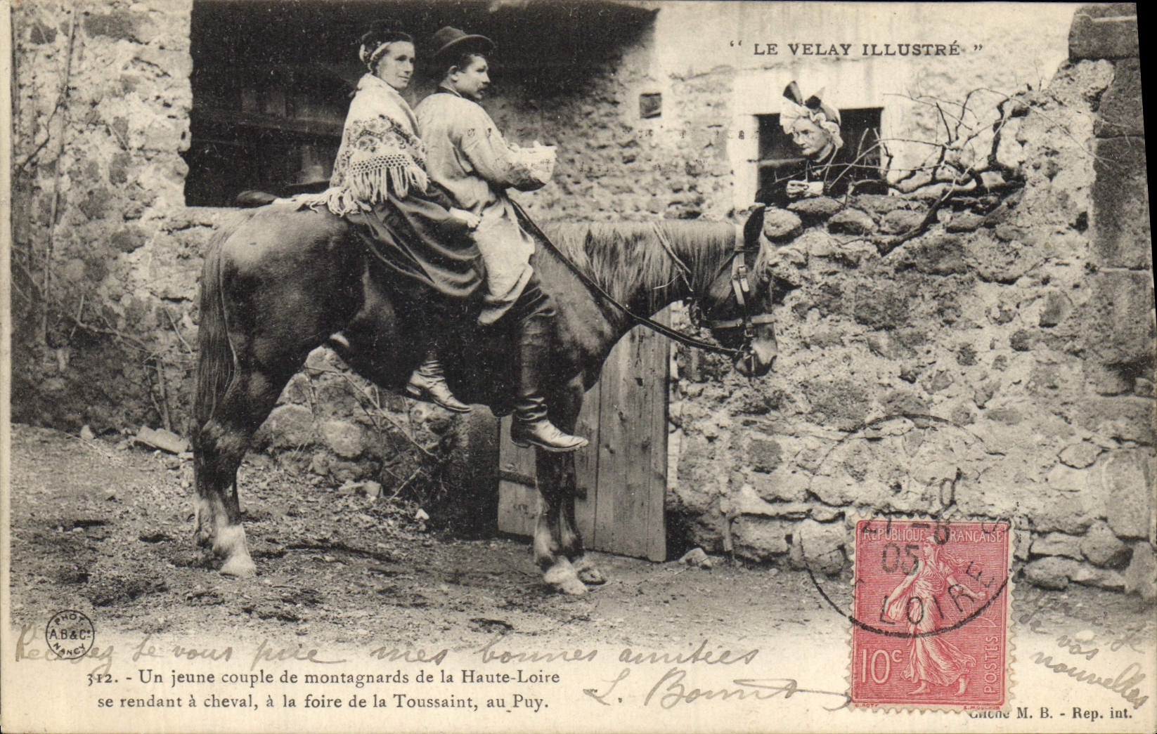 CPA Folklore Le Velay Illustre Le couple a cheval Jeunes montagnards se rendant a caifourchon a la f