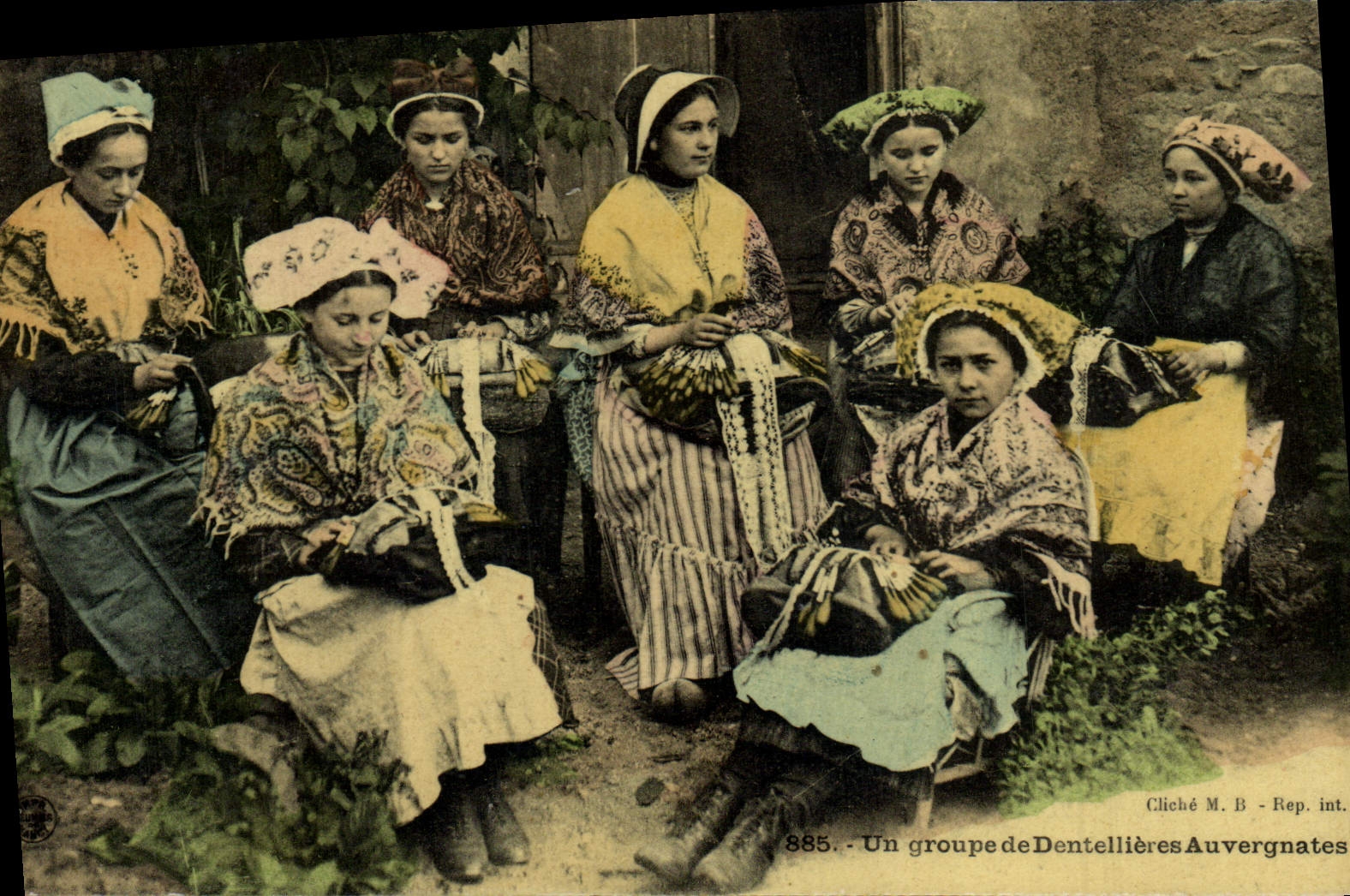 CPA Folklore Un groupe de Dentellieres Auvergnates