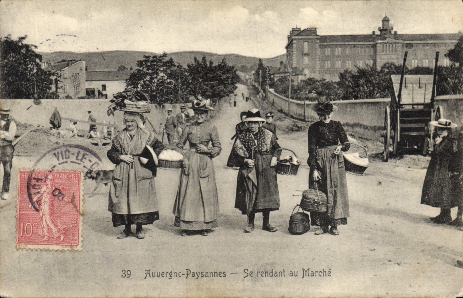 CPA Folklore Auvergne Paysannes se rendant au marche TOP