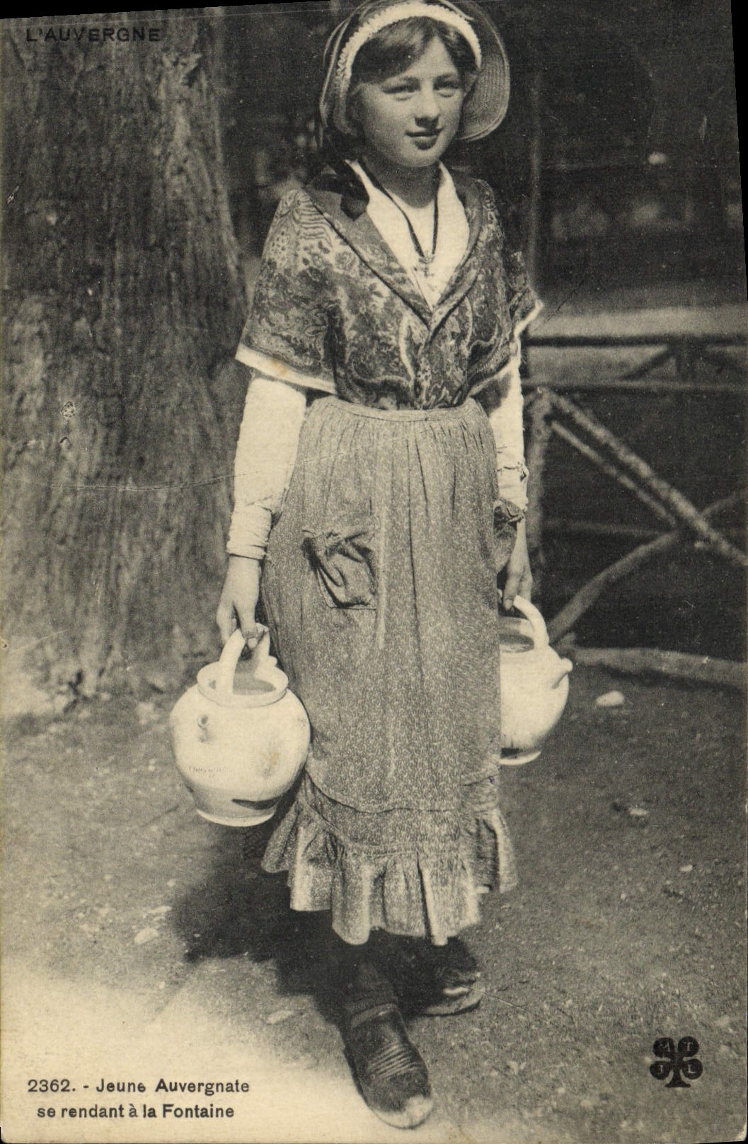 CPA Folklore L'Auvergne Jeune Auvergnate se rendant a la Fontaine 