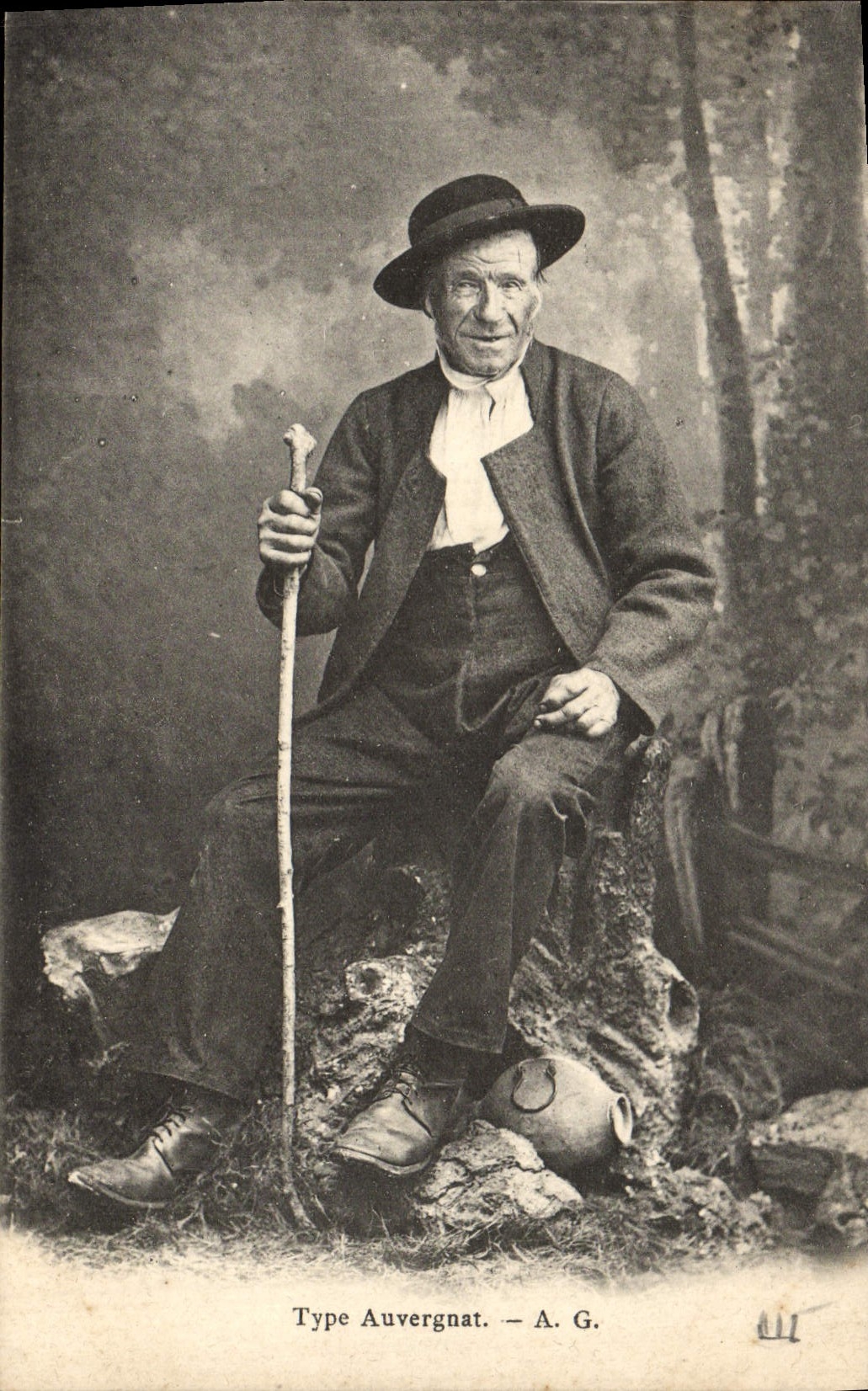 CPA Folklore Types Auvergnat 