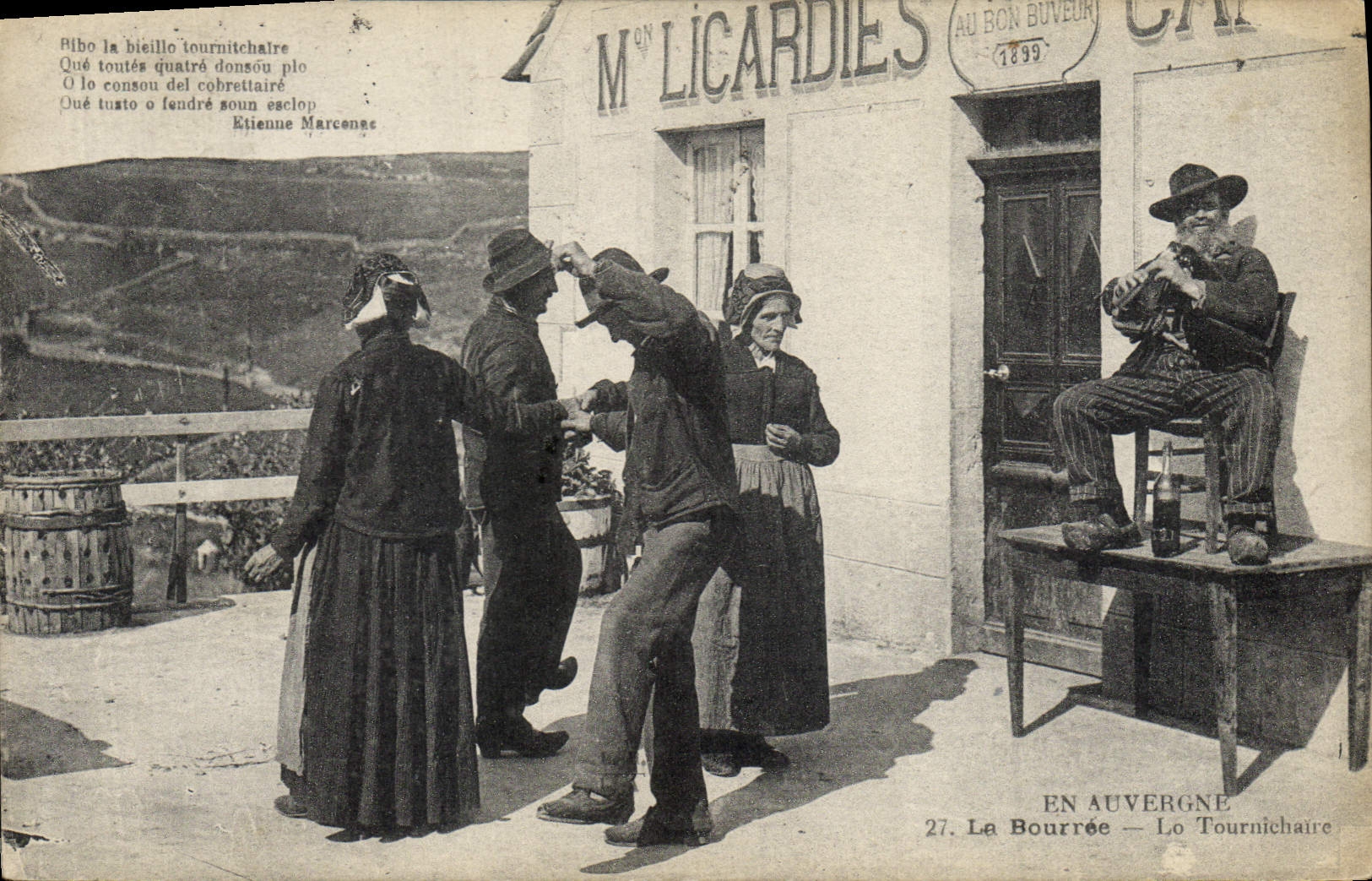 CPA Folklore En Auvergne la Bourree lo Tournichaire 
