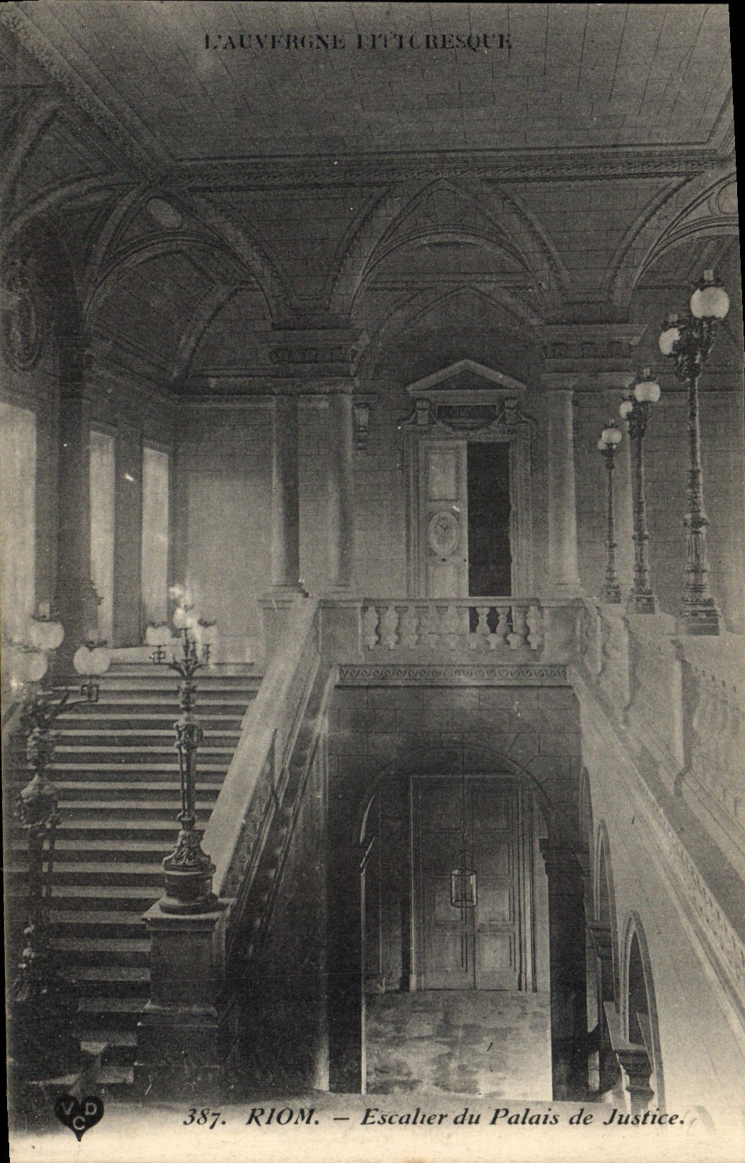 CPA L'Auvergne Pittoresque Riom escalier du palais de justice 