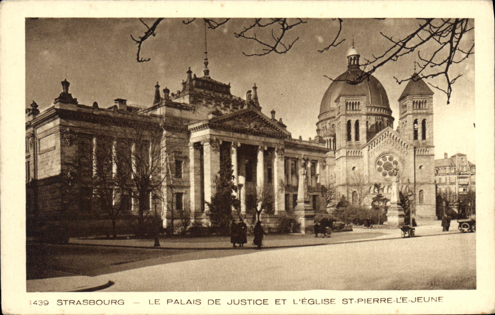 CPA Strasbourg le Palais de justice et l'eglise St Pierre le jeune 