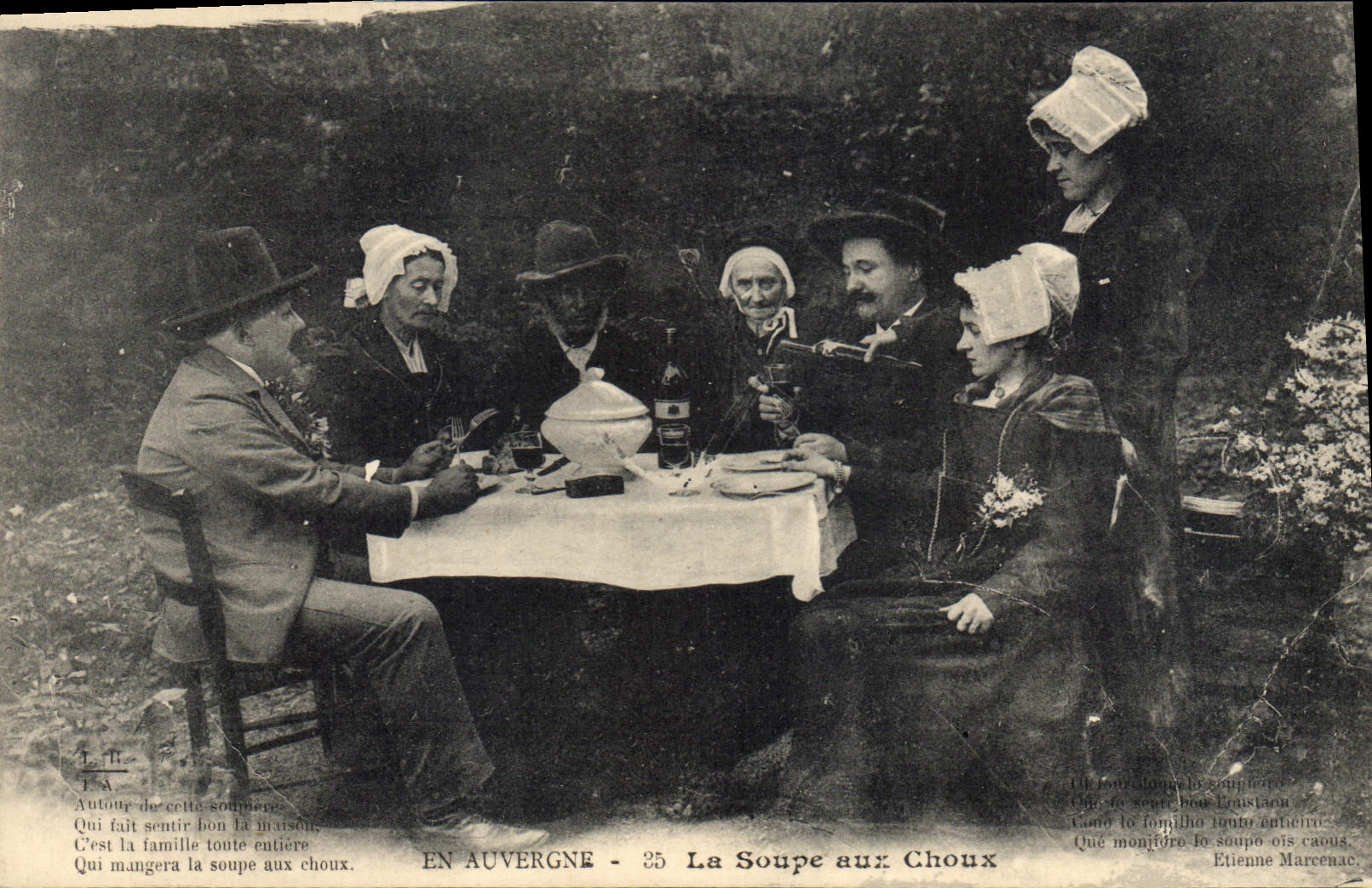 CPA Folklore En Auvergne la soupe aux Choux 
