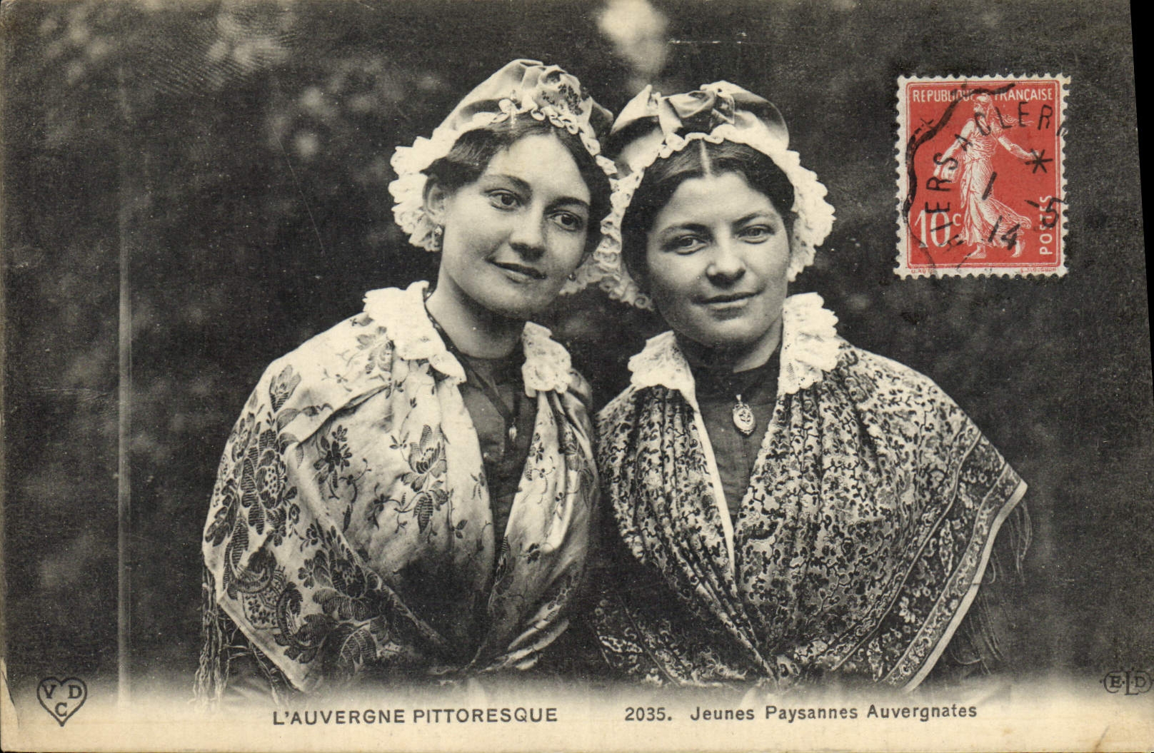 CPA Folklore L'Auvergne Pittoresque jeunnes Paysannes Auvergnates 