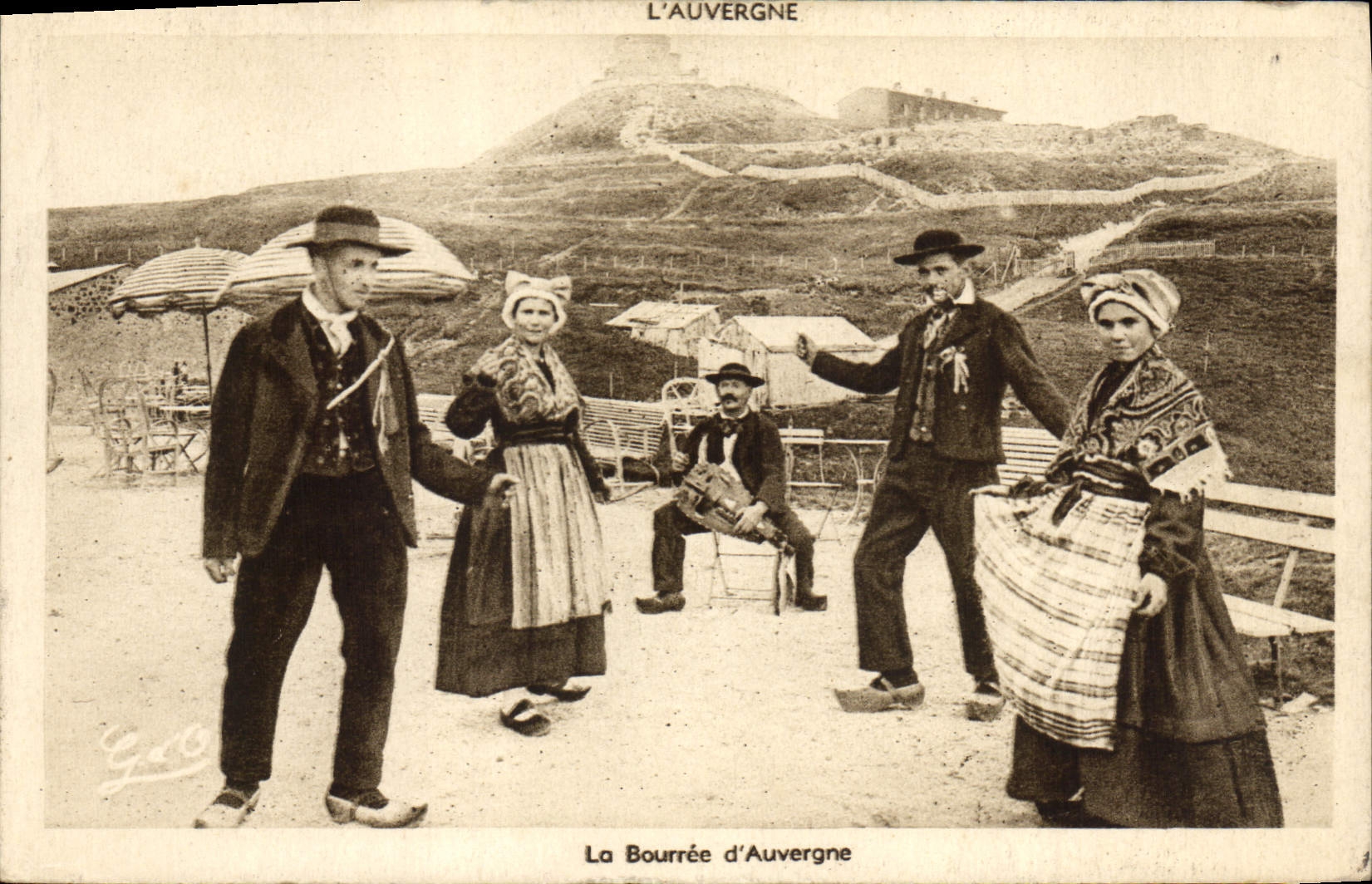 CPA Folklore L'Auvergne la Bourree d'Auvergne 