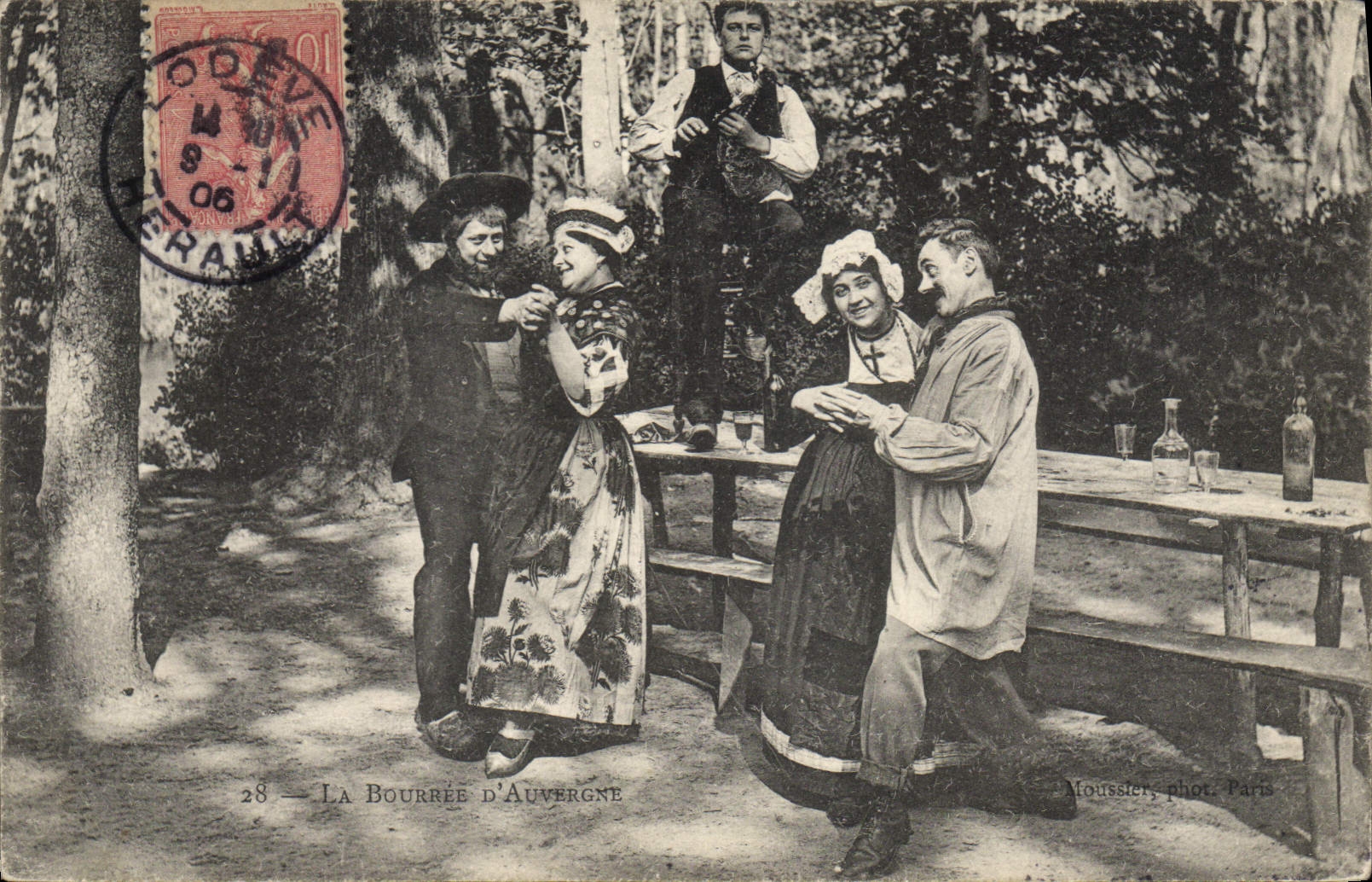 CPA Folklore la Bourree d'Auvergne 