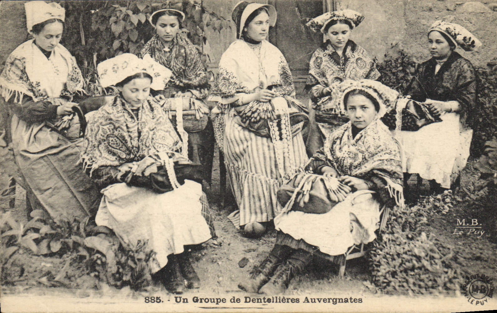 CPA Folklore Un groupe de Dentellieres Auvergnates
