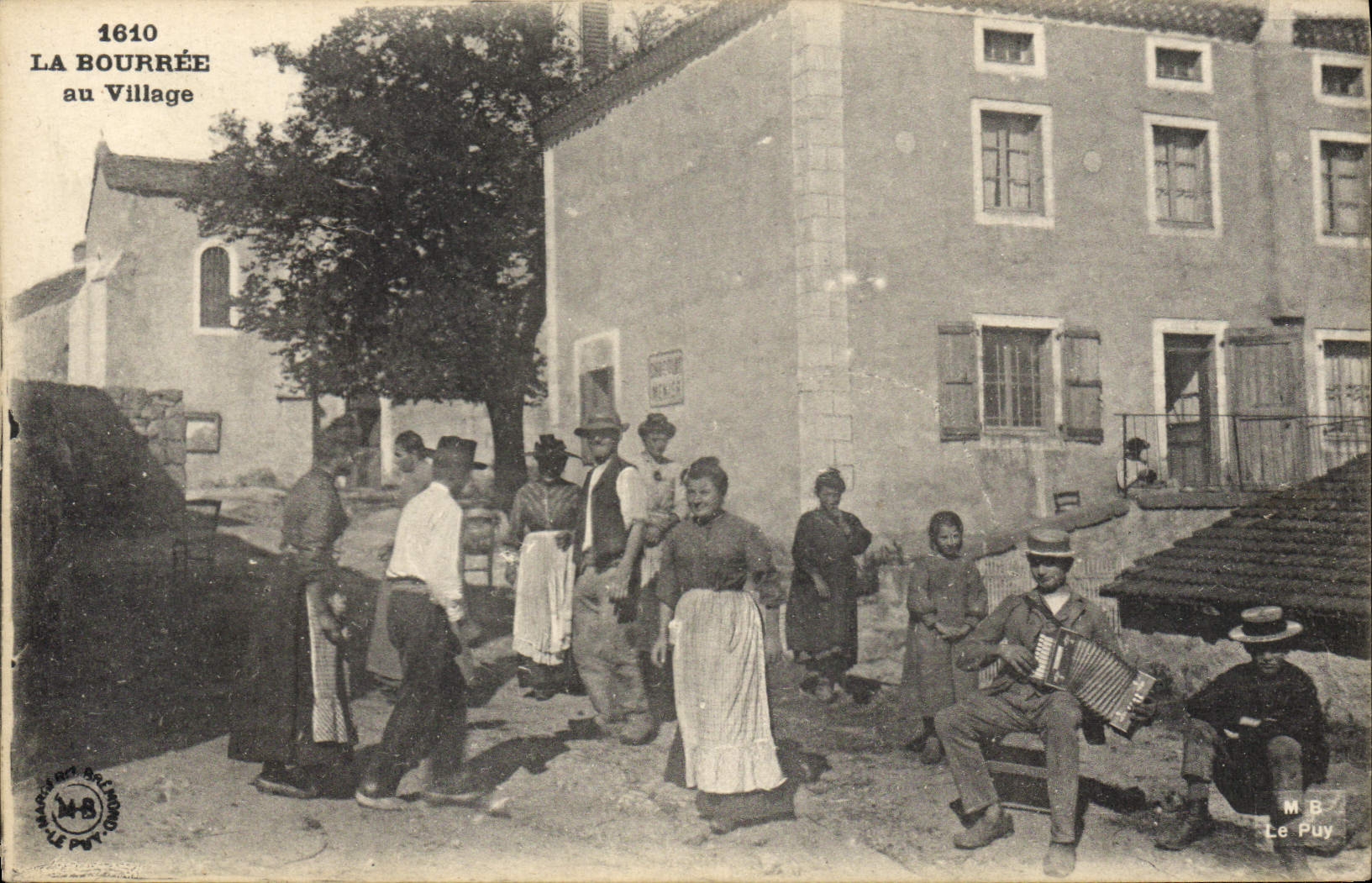 CPA Folklore La Bourree au village TOP