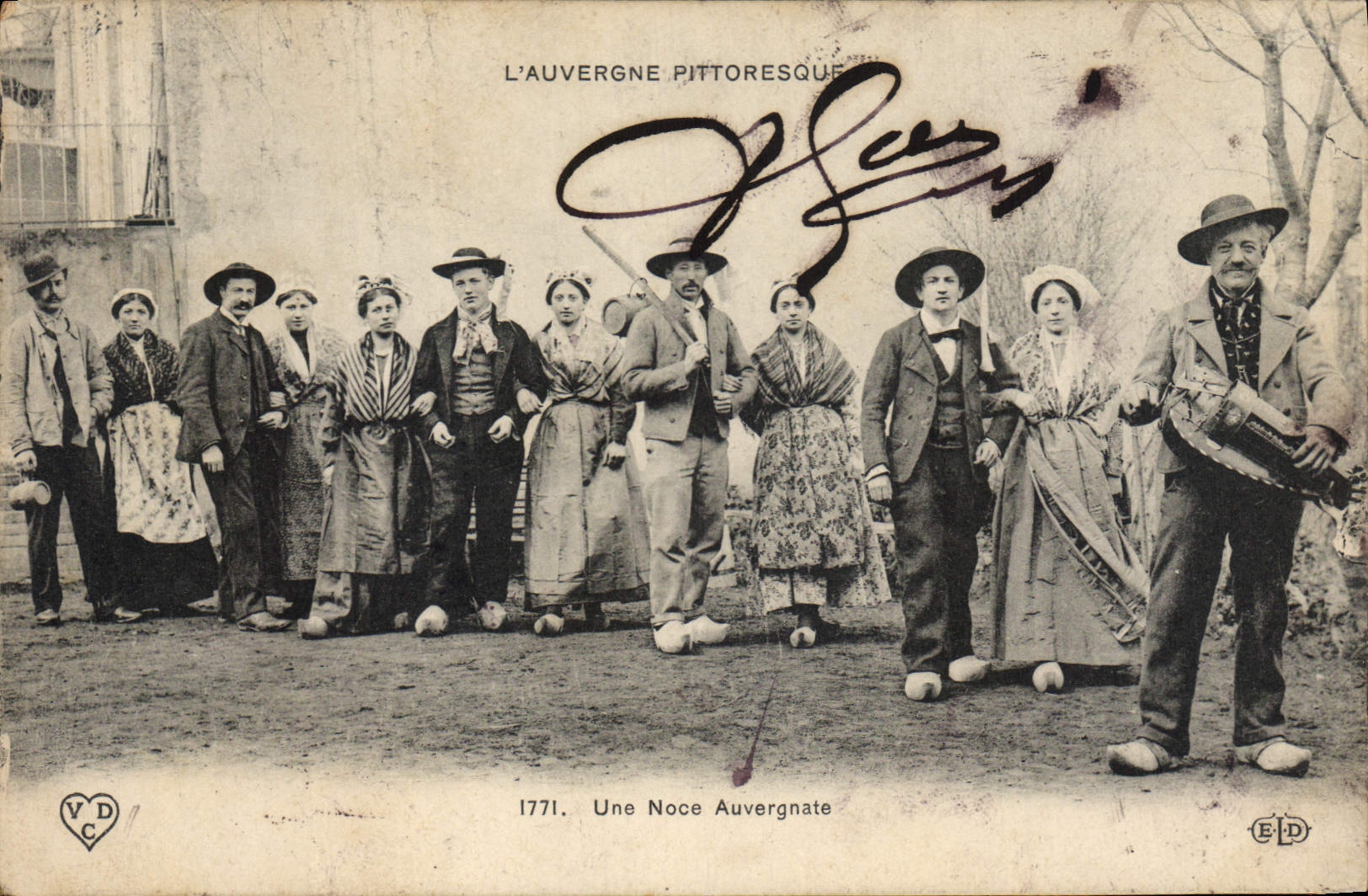 CPA Folklore L'Auvergne Pittoresque une noce Auvergnate 