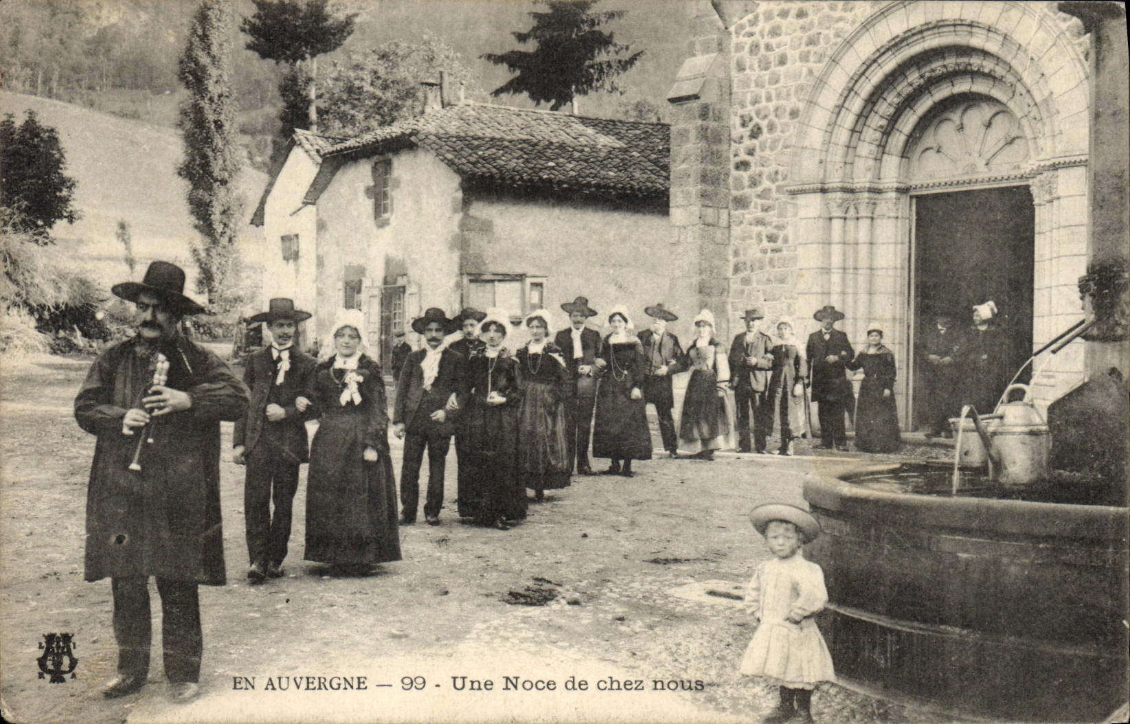 CPA Folklore En Auvergne une noce de chez nous