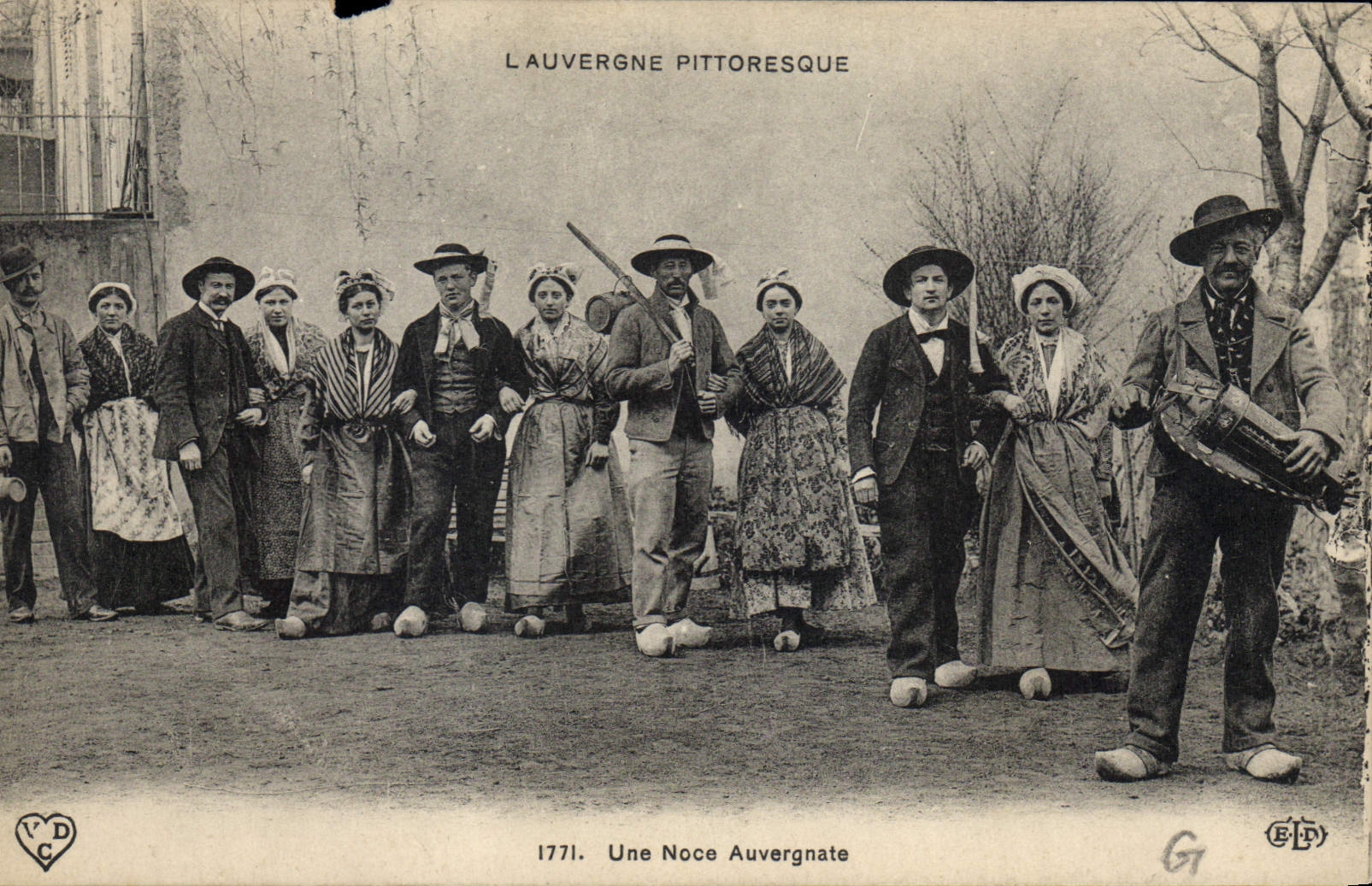 CPA Folklore L'Auvergne Pittoresque une noce Auvergnate