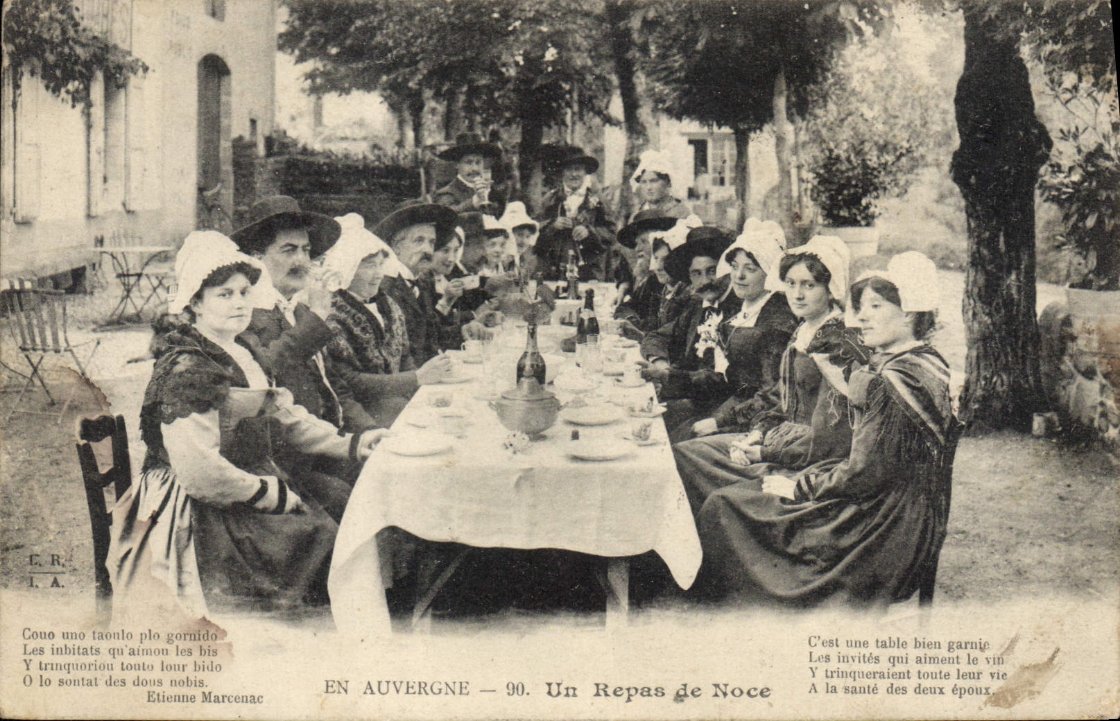 CPA Folklore en Auvergne un repas de Noce