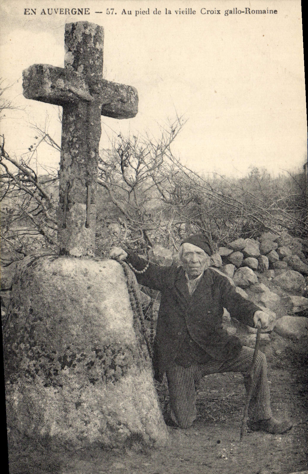 CPA Folklore En Auvergne au pied de la vielle Croix gallo Romaine 
