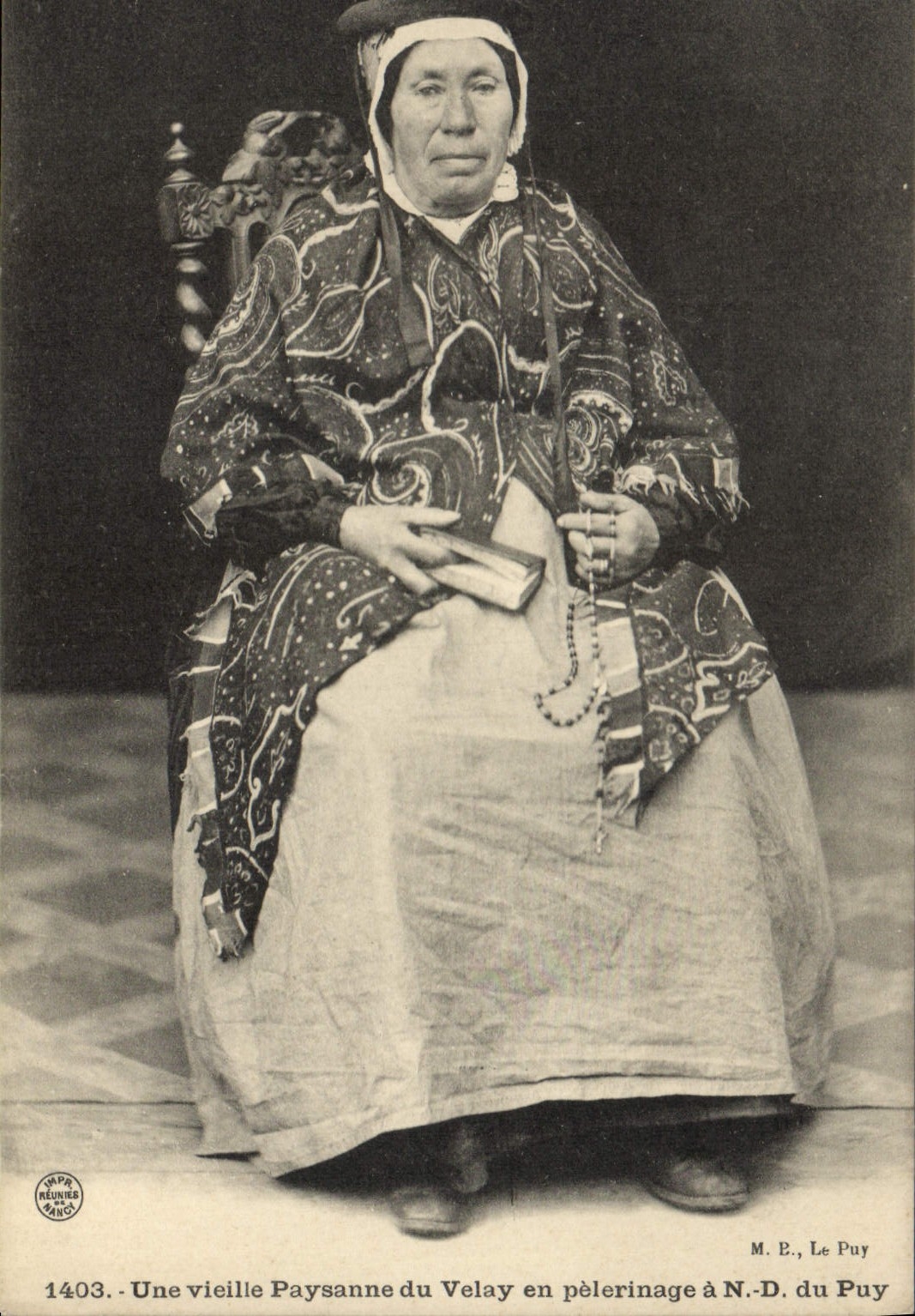 CPA Folklore Une vieille Paysanne de Velay en pelerinage du Puy 