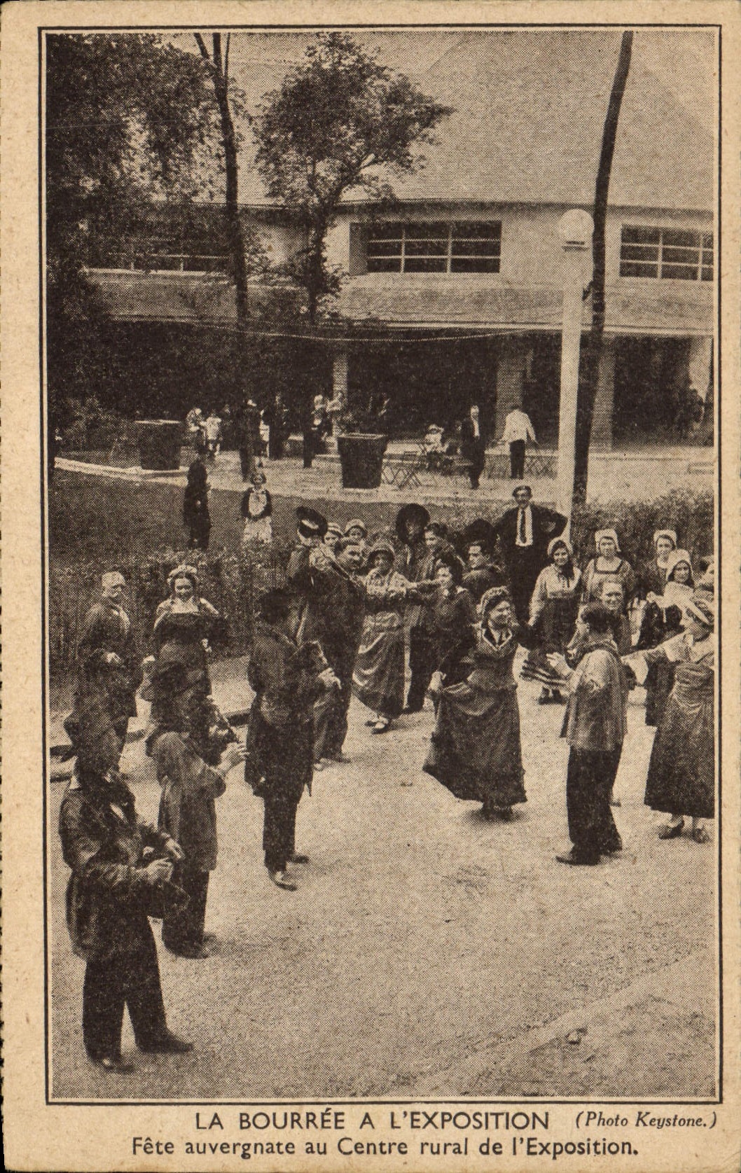 CPA Folklore La Bourree a l'exposition fete Auvergnate au centre rural de l'exposition