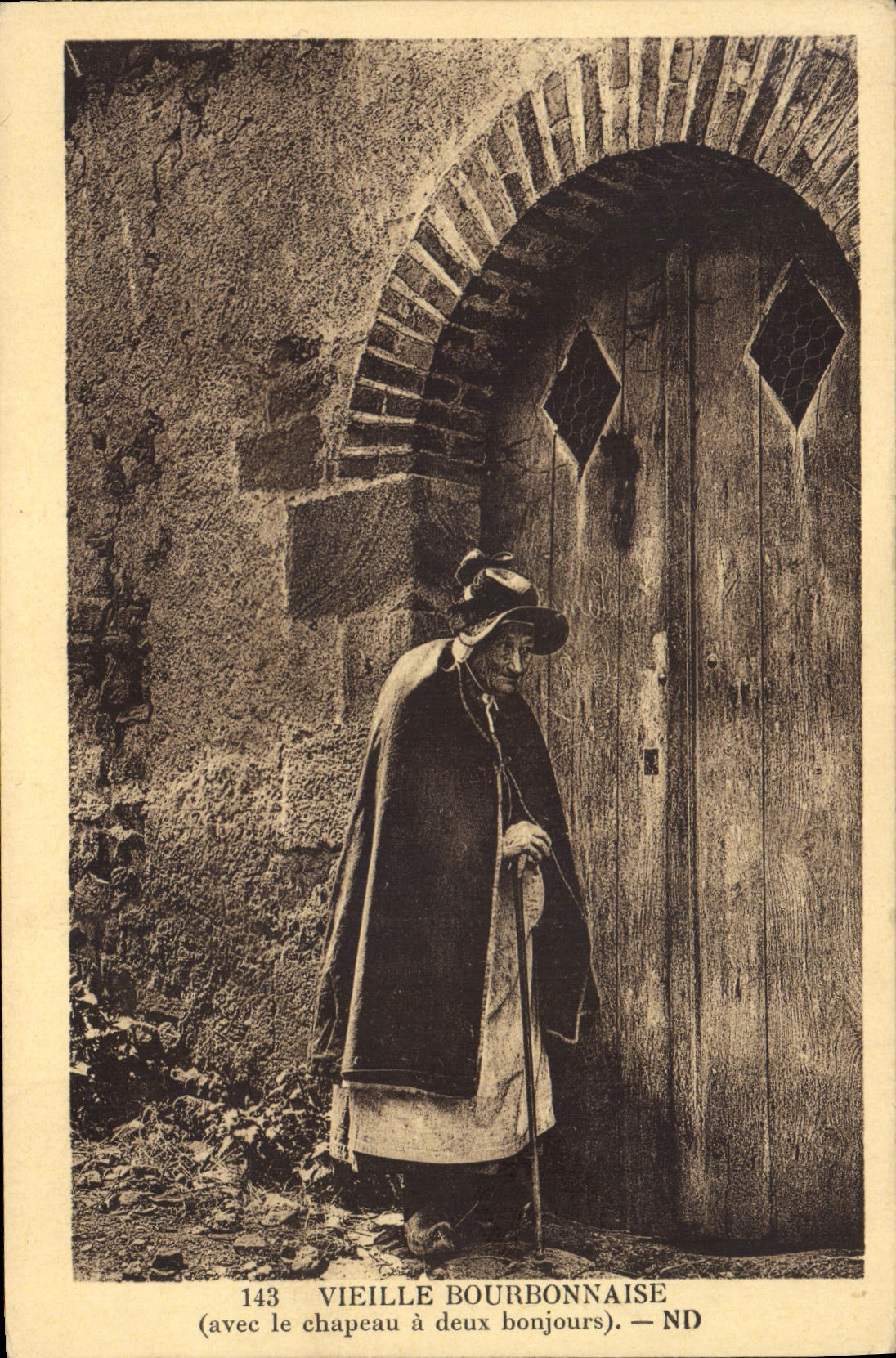 CPA Folklore Vielle Bourbonnaise avec le chapeau a deux bonjours