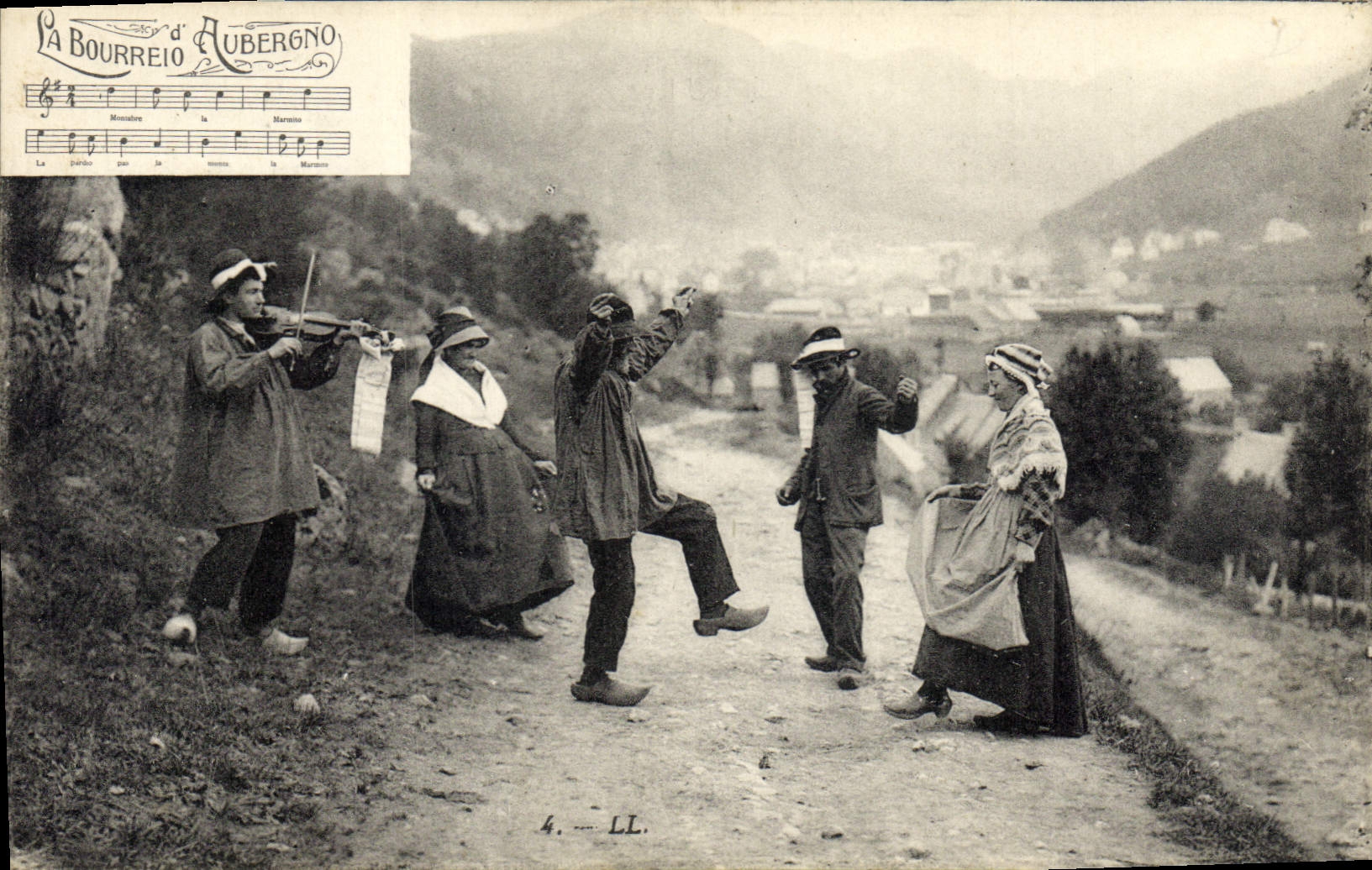 CPA Folklore la Bourreio d'Aubergno 