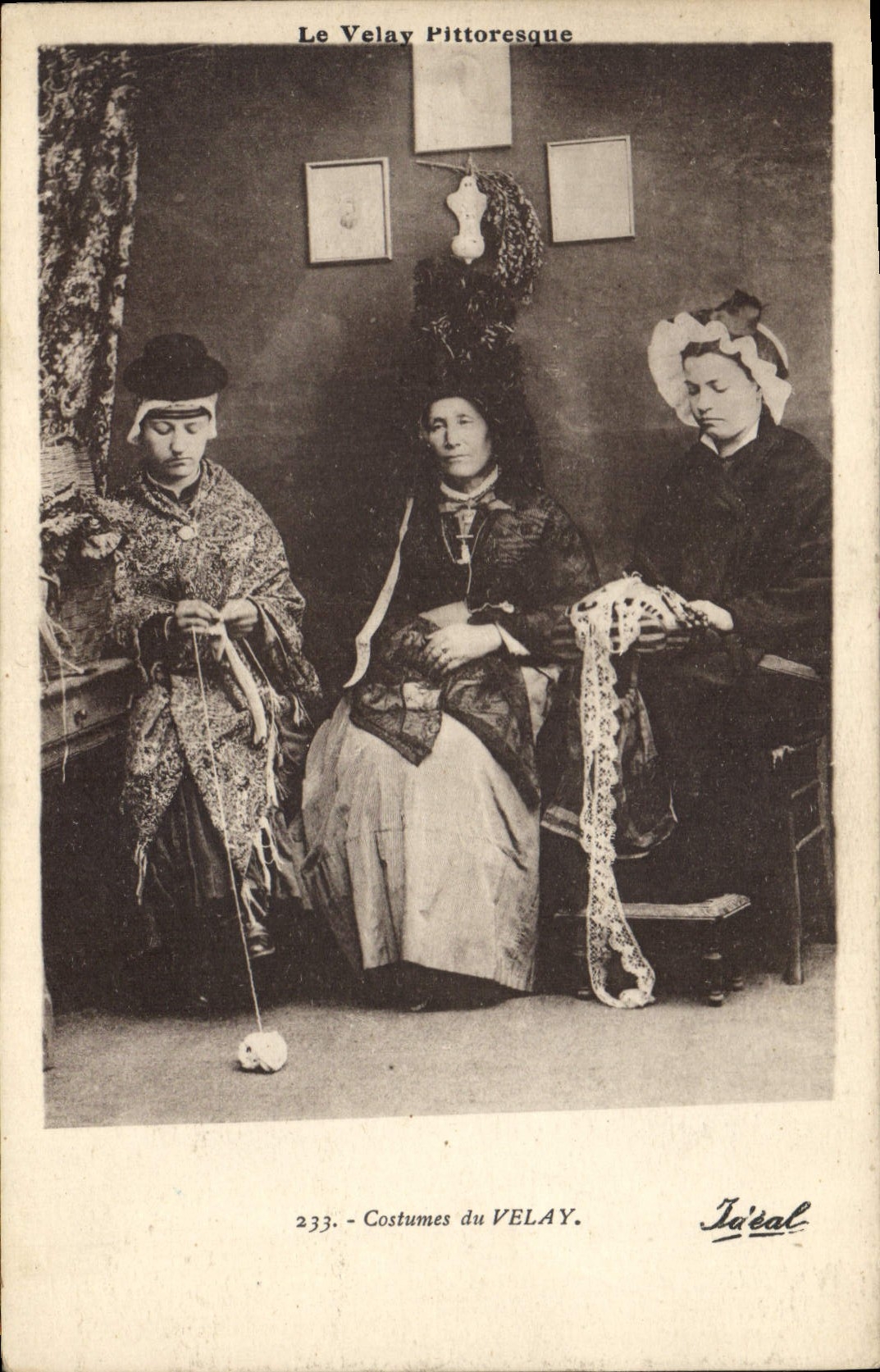 CPA Folklore Le Velay Pittoresque costumes du Velay 