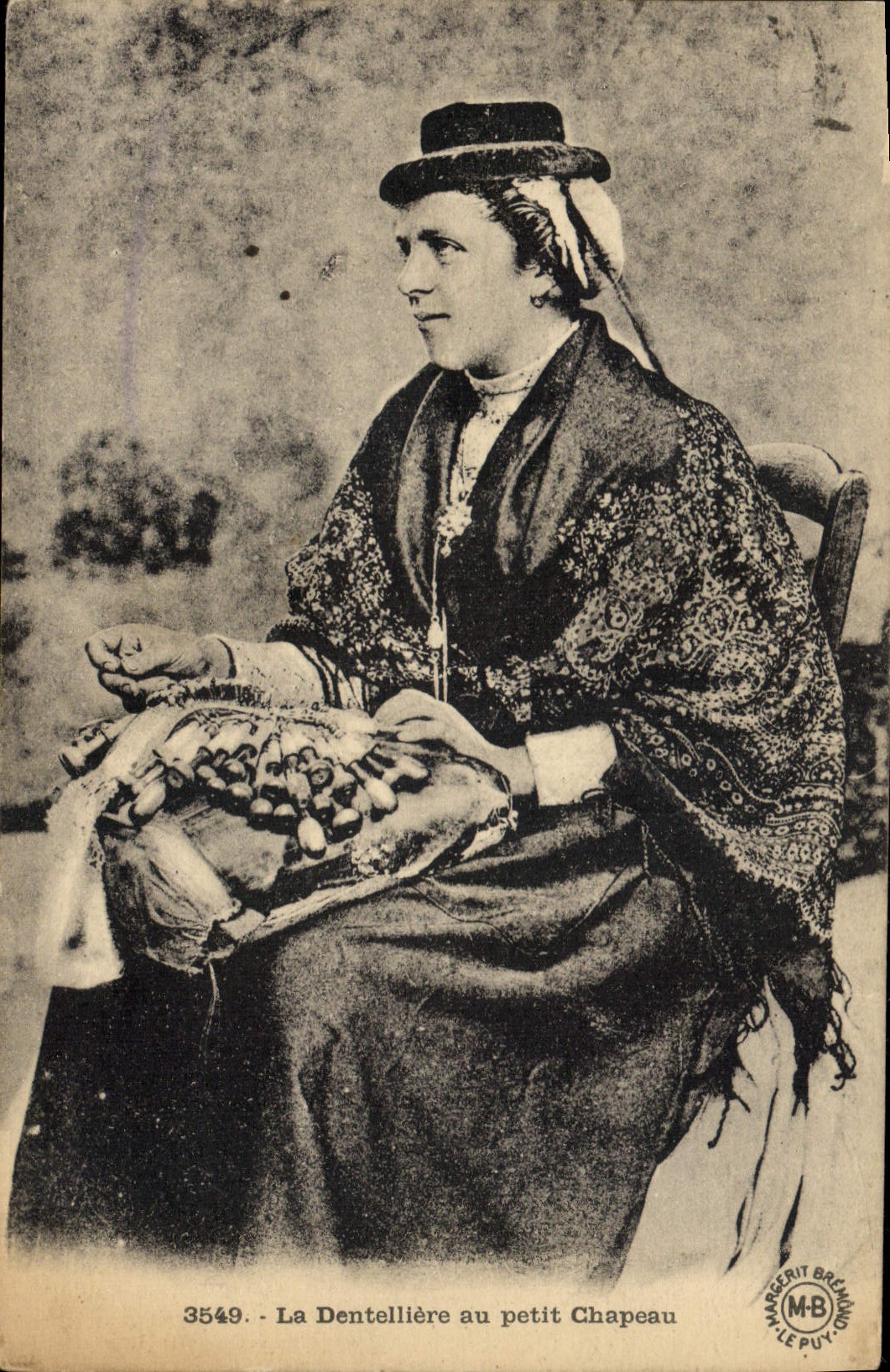 CPA Folklore la Dentelliere au petit chapeau 