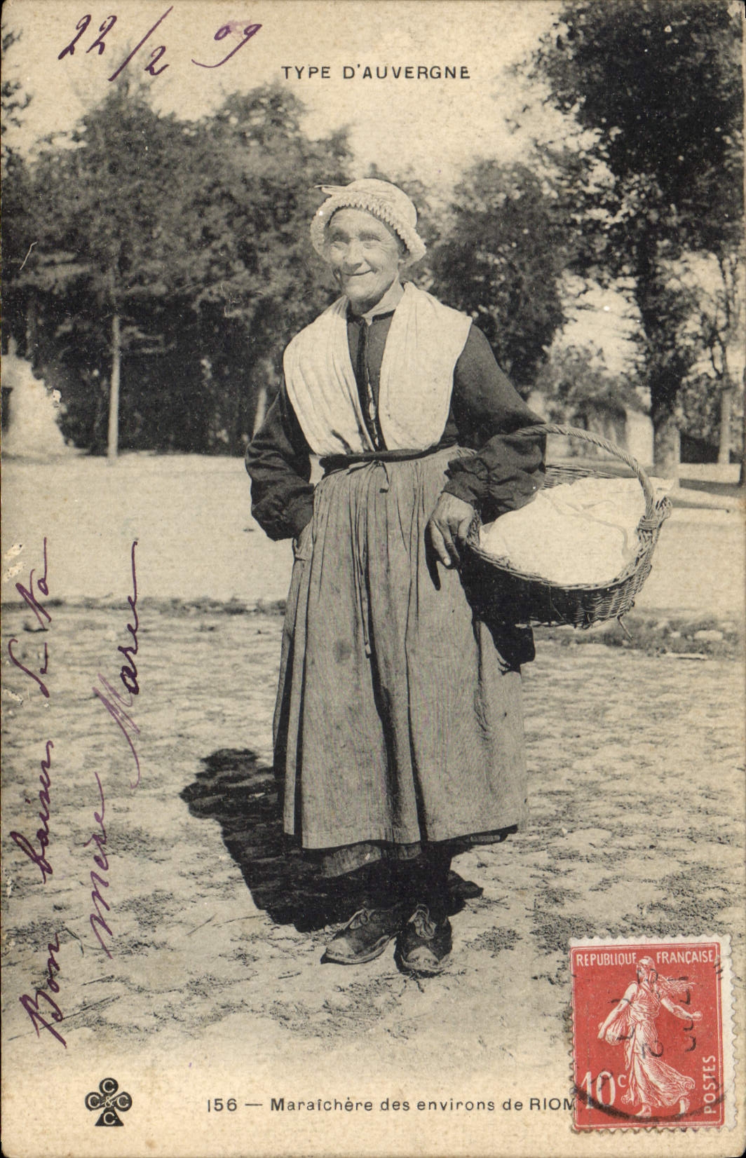 CPA Folklore Type d'Auvergne maraichere des environs de Riom 