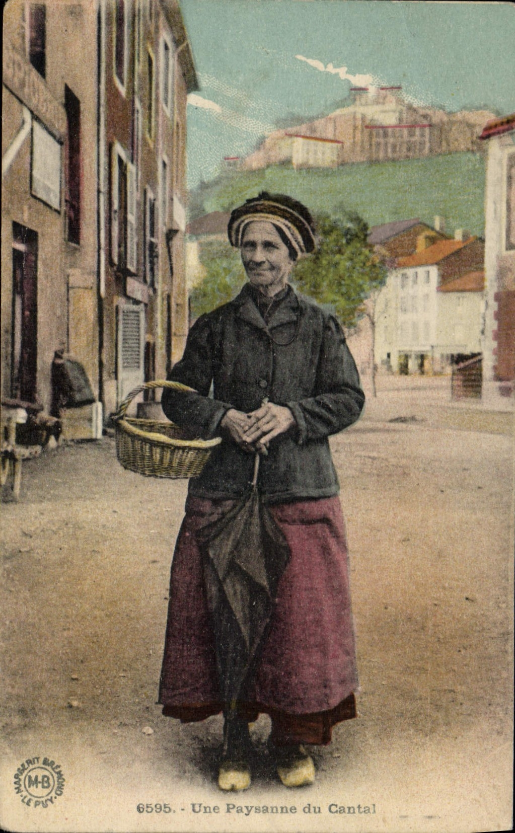 CPA Folklore Une Paysanne du Cantal 