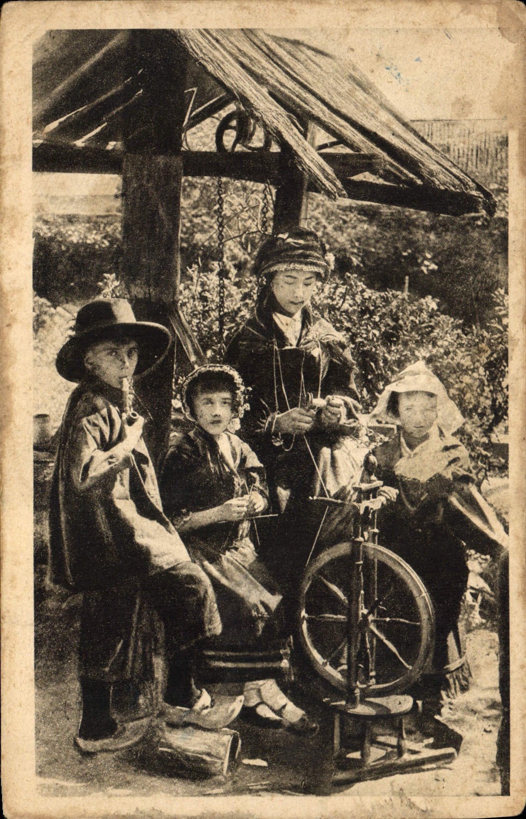 CPA Folklore Maurs la Jolie Cantal pres du vieux Puits 