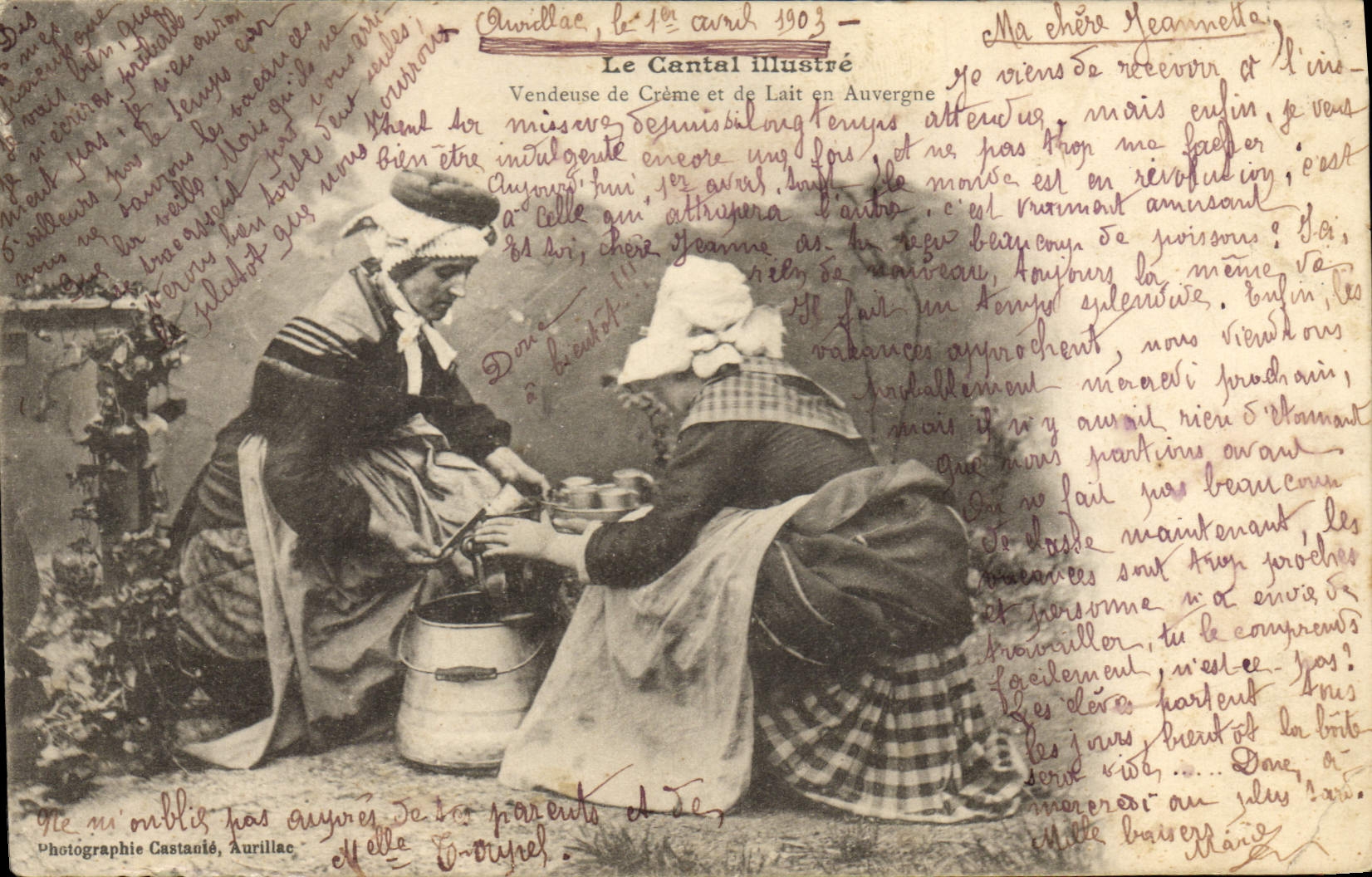 CPA Folklore Le Cantal Illustre Vendeuse de creme et de lait en Auvergne 