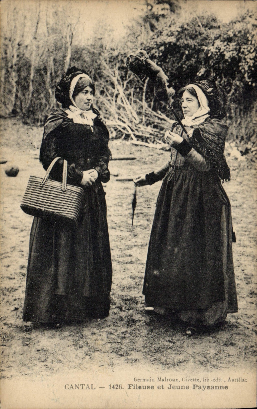 CPA Folklore Cantal Fileuse et jeune paysanne