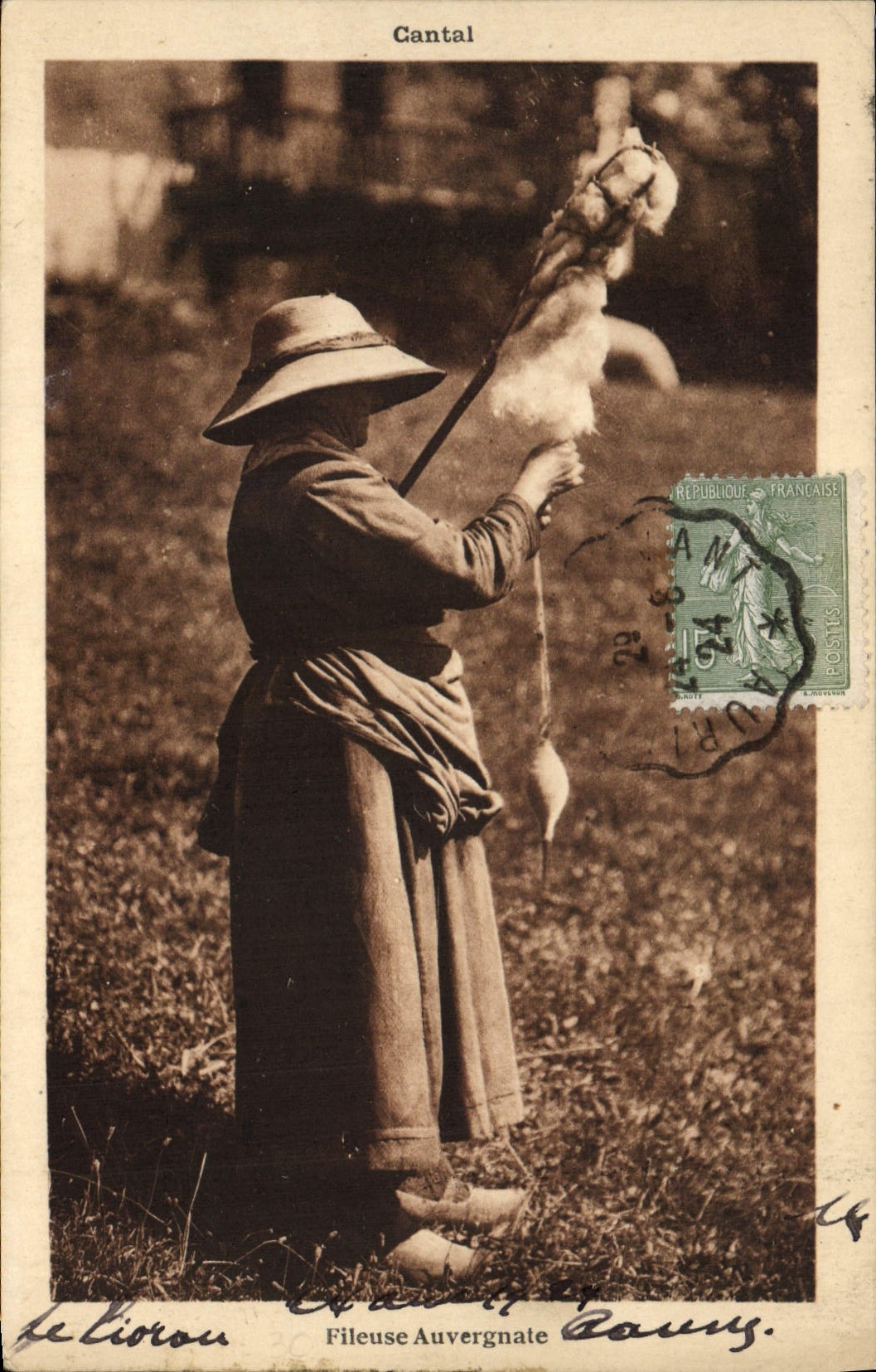 CPA Folklore Cantal Fileuse Auvergnate 