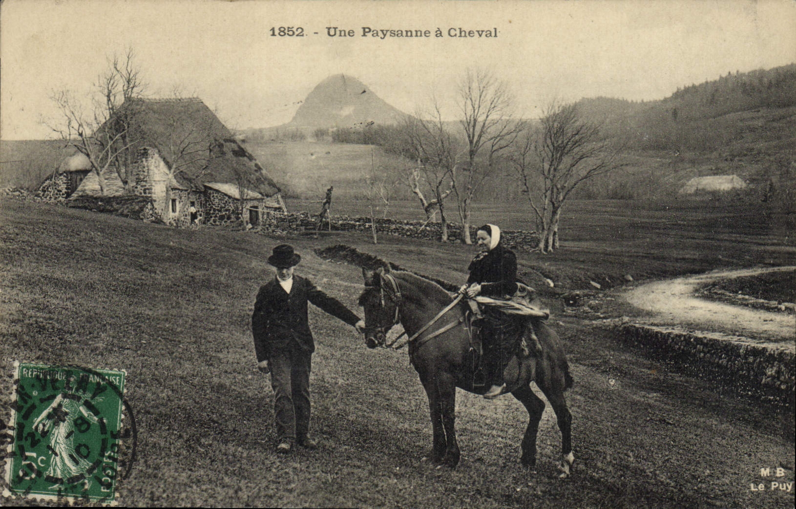 CPA Folklore Une Paysanne a Cheval 