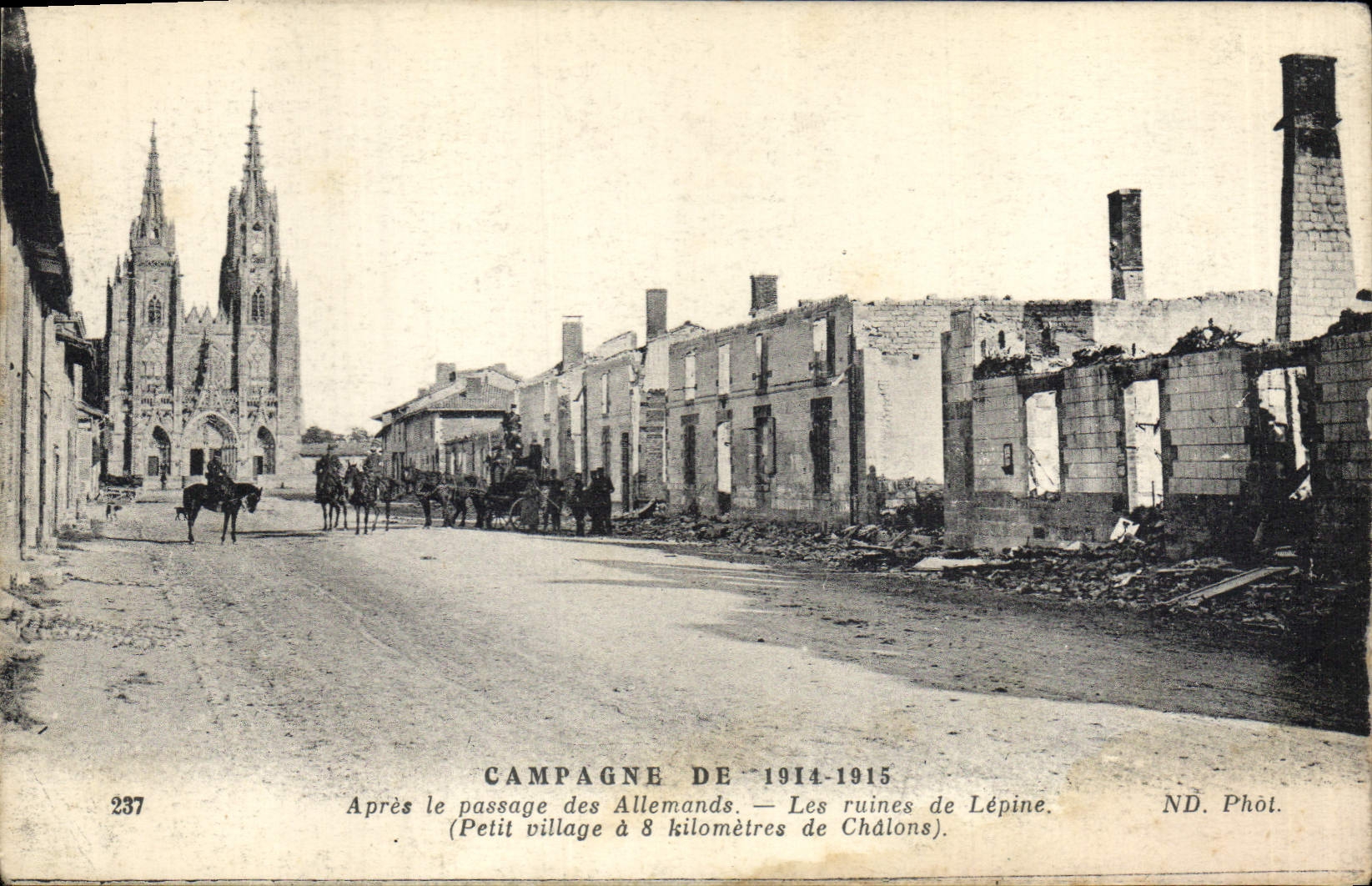 CPA Militaria Apres le passage des Allemands Les ruines de Lepine Petit village a 8 kilometres de Ch