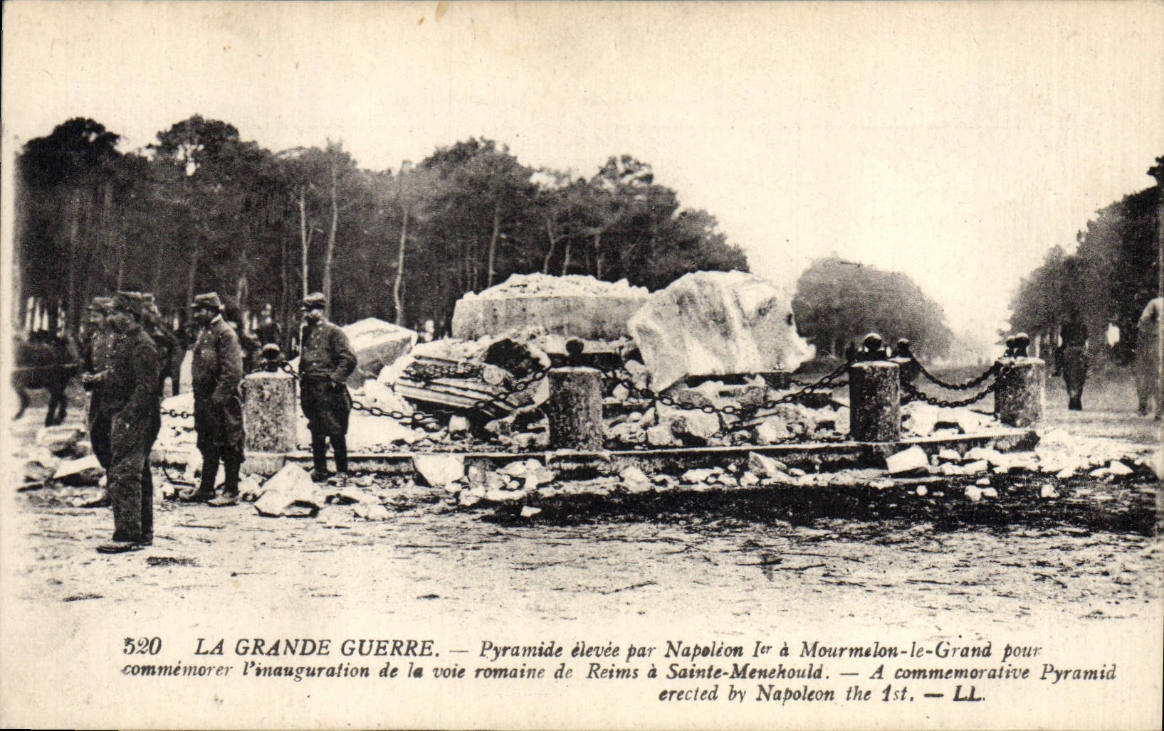 CPA Militaria La grande Guerre Pyramide elevee par Napoleon I a Mourmelon le grand
