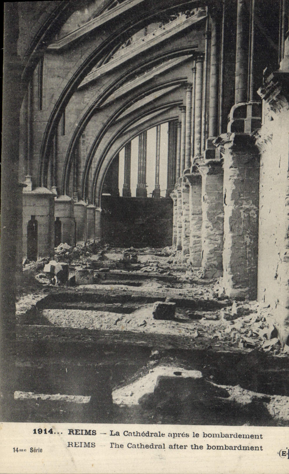 CPA Militaria Reims La Cathedrale apres le bombardement