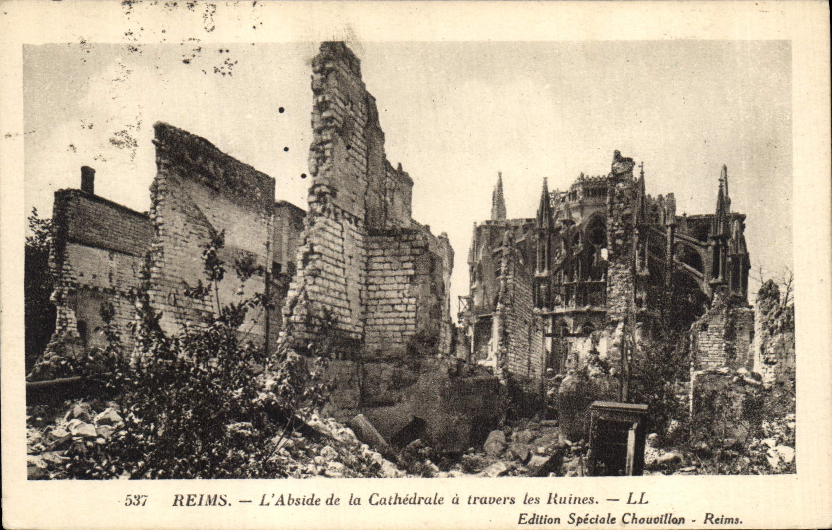 CPA Militaria Reims L'Abside de la Cathedrale a travers les Ruines 