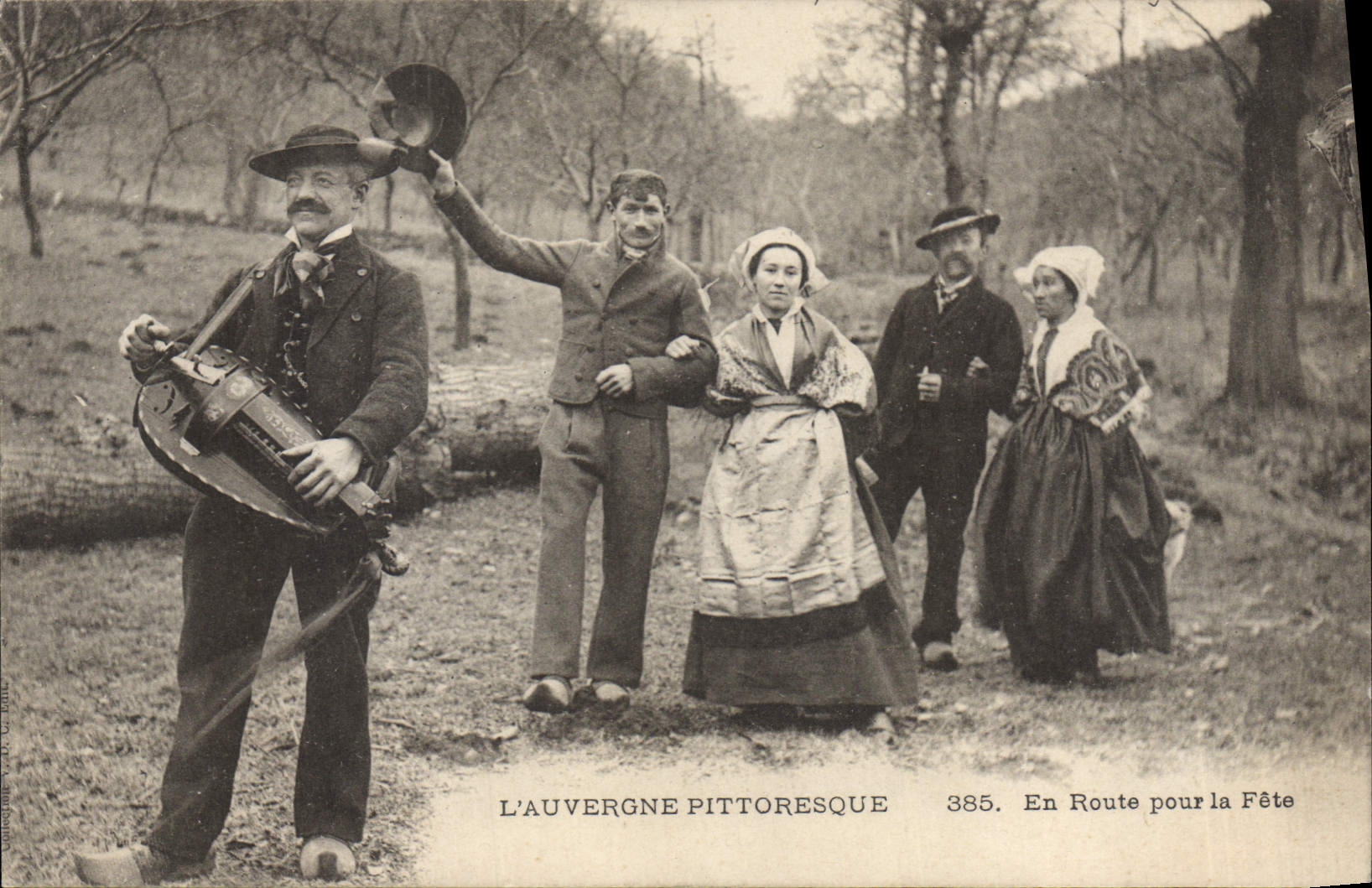 CPA Folklore L'Auvergne Pittoresque En Route pour la Fete