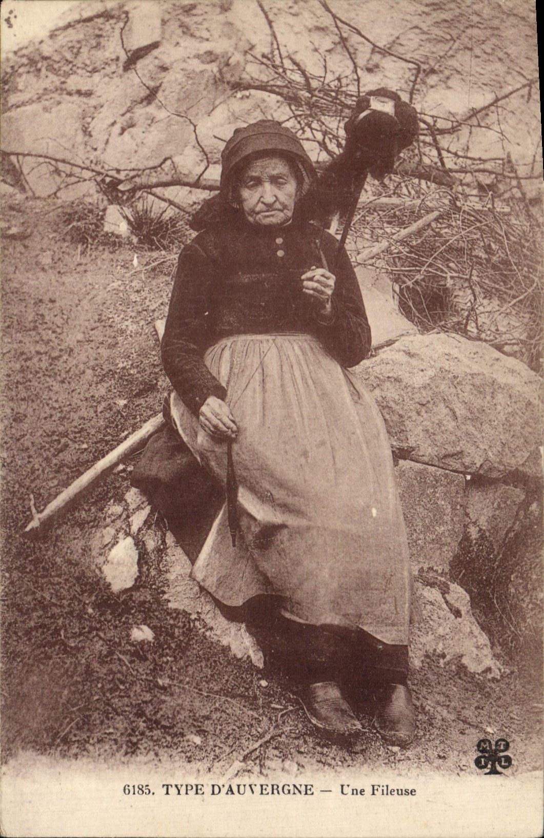CPA Folklore Type D'auvergne Une Fileuse 