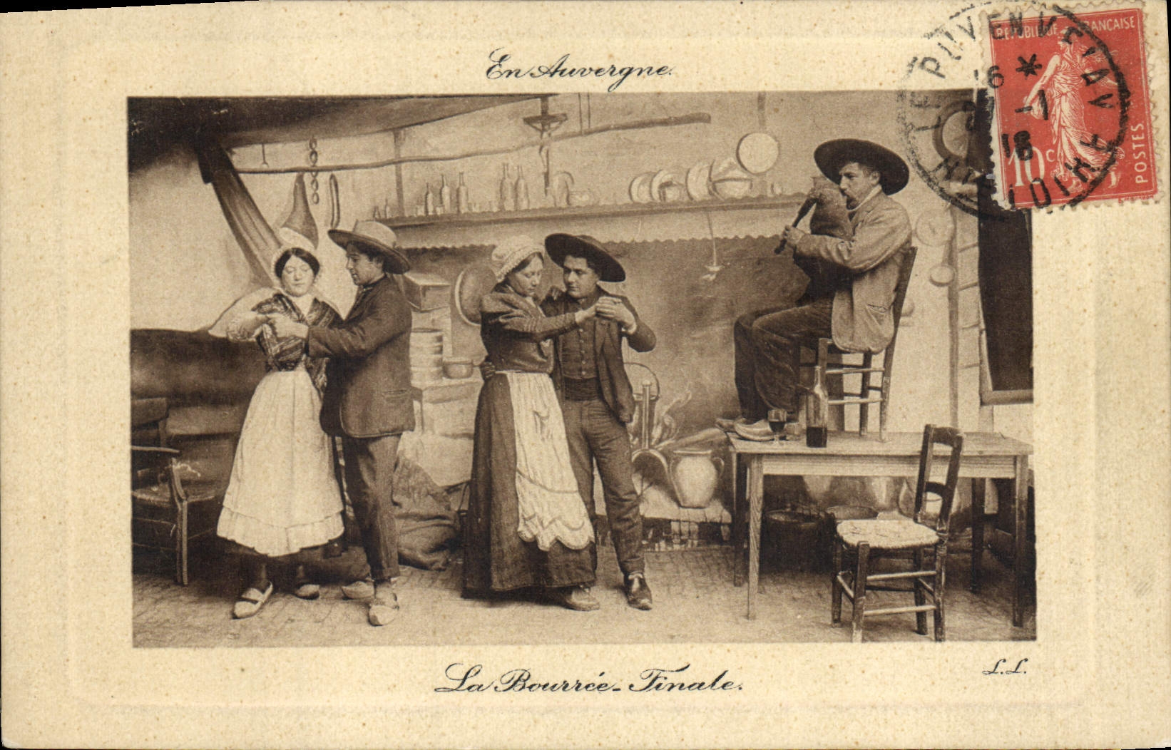 CPA Folklore En Auvergne La Bourree Finale