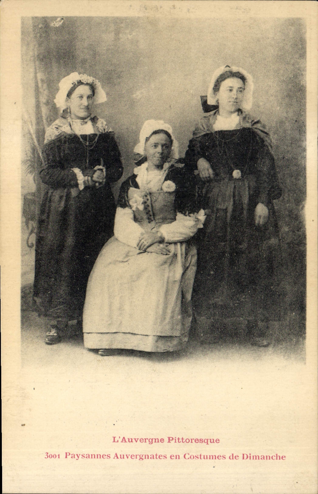 CPA Folklore L'Auvergne pittoresque Paysannes Auvergnates en Costumes de Dimanche 
