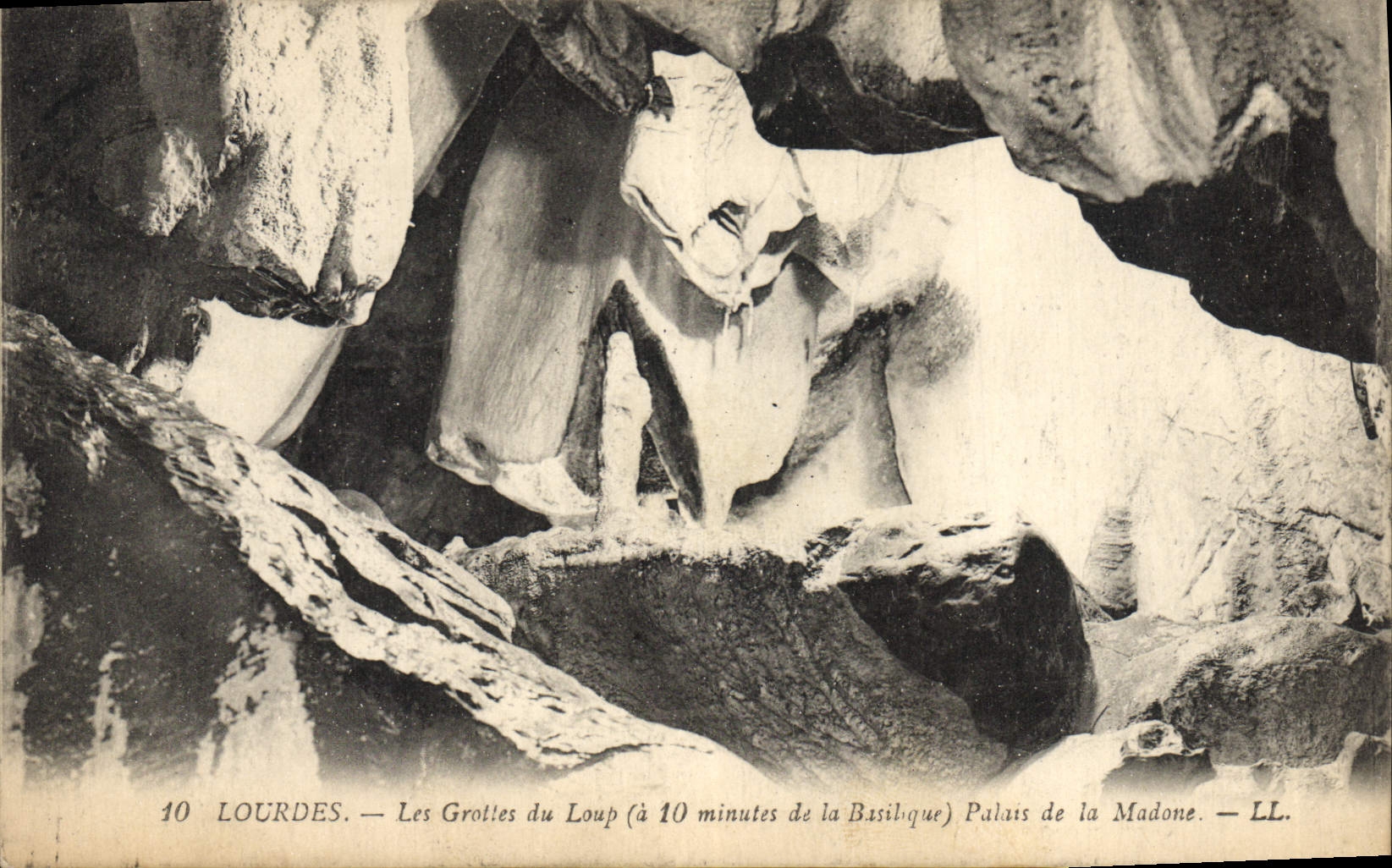 CPA Loudres Les Grottes du Loup a 10 minutes de la Vaulique Palais de la Madone 