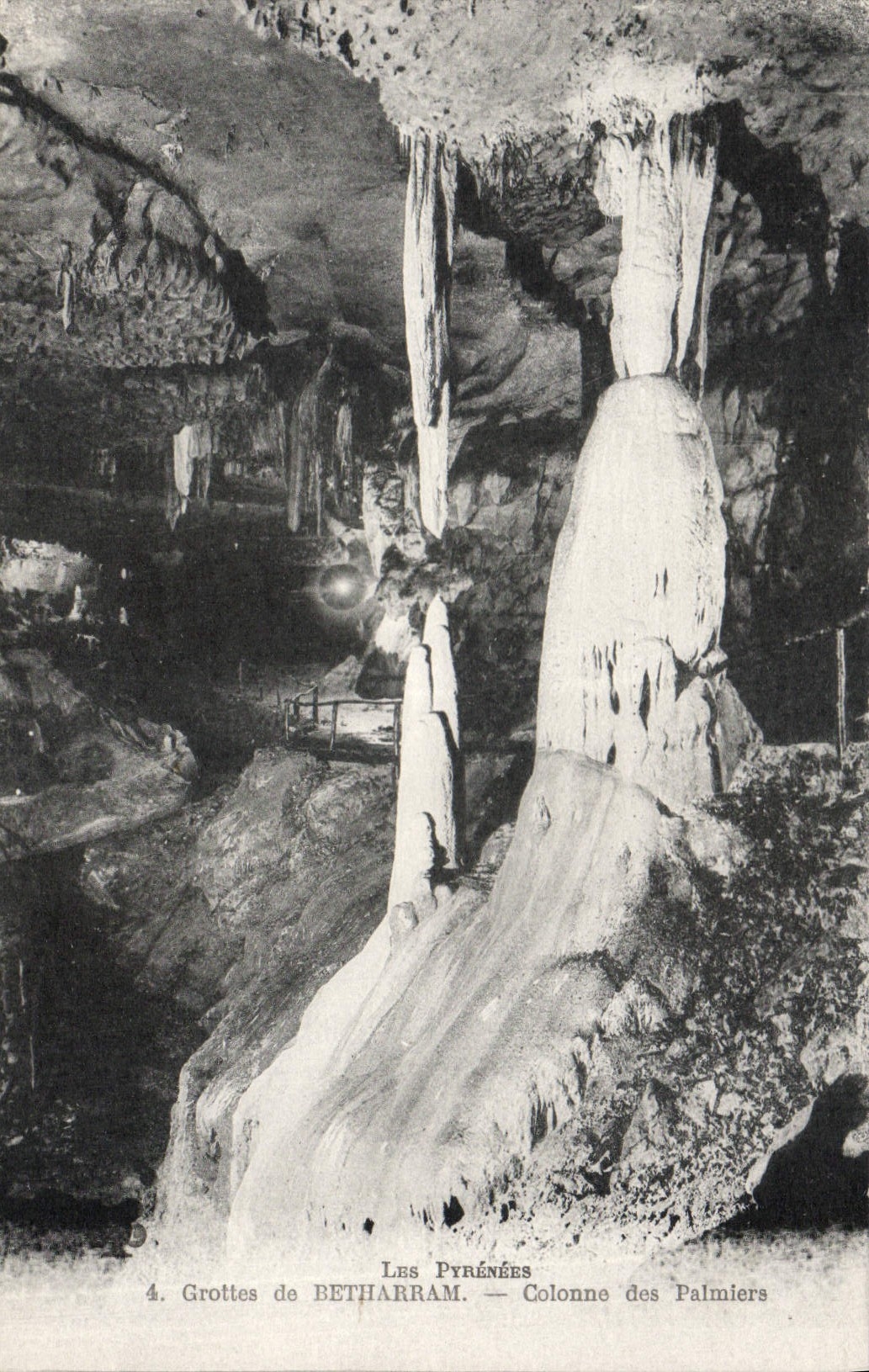 CPA Les Pyrenees Grottes de Betharram Colonne des Palmiers