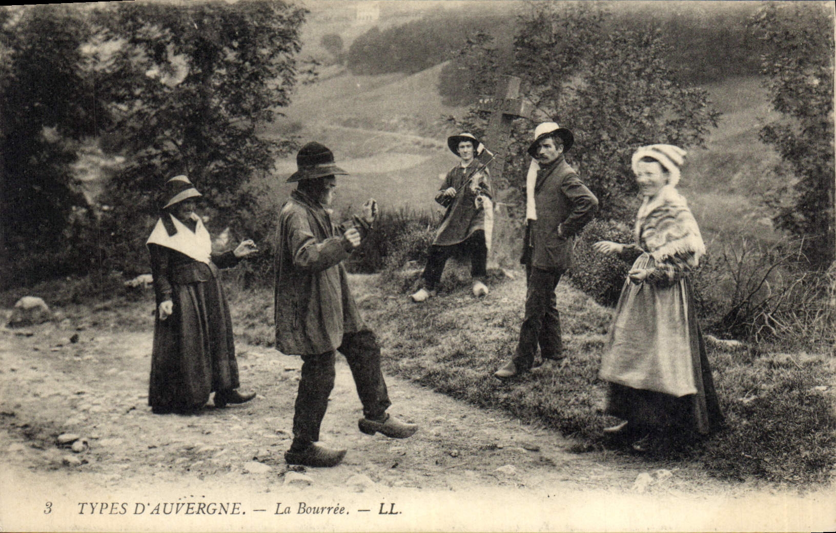 CPA Folklore Types d'Auvergne La Bourree 