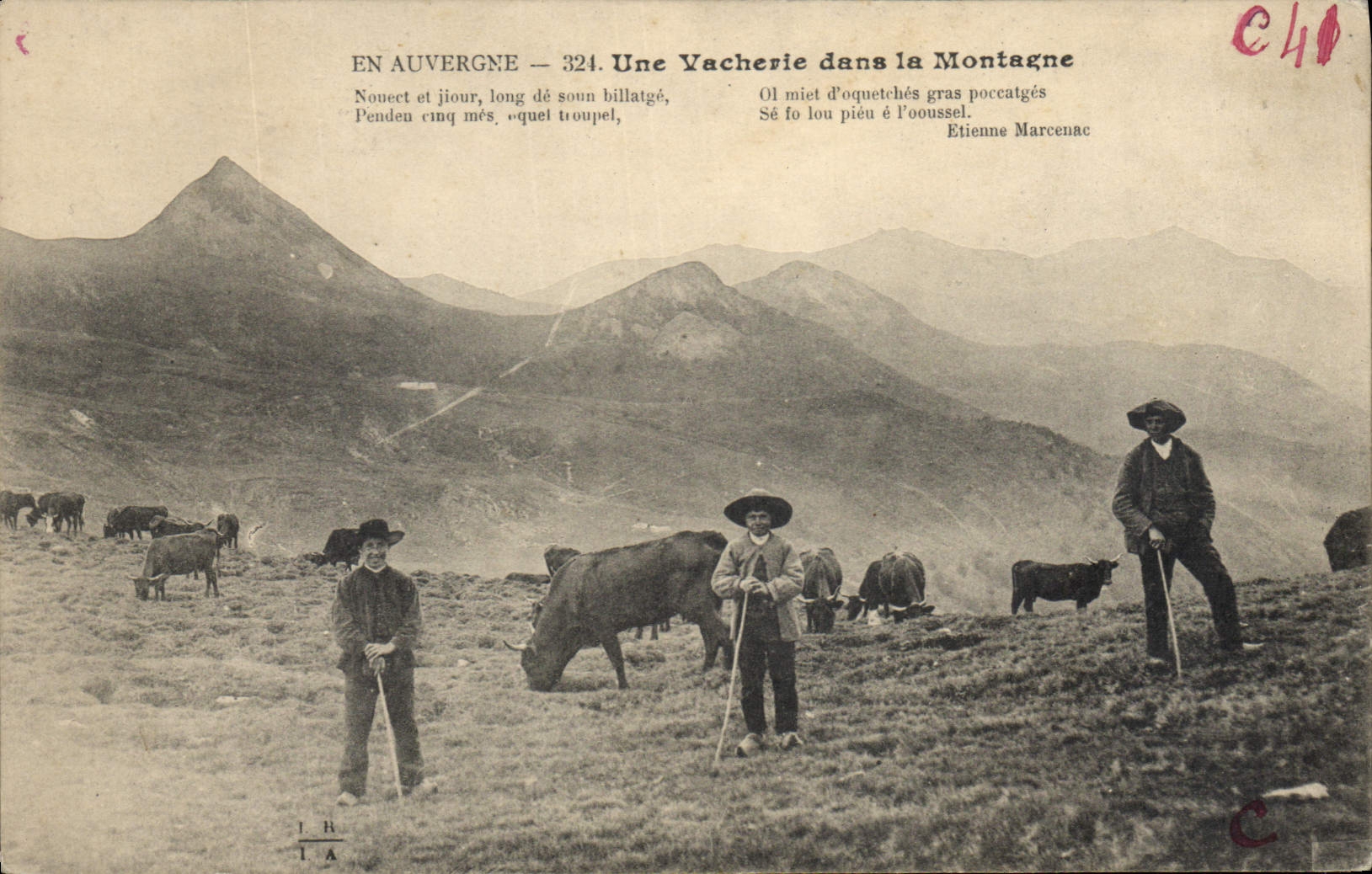 CPA Folklore En Auvergne une vacherie dans la montagne 