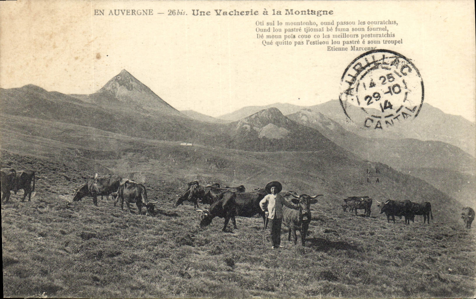 CPA Folklore En Auvergne une vacherie dans le montagne 
