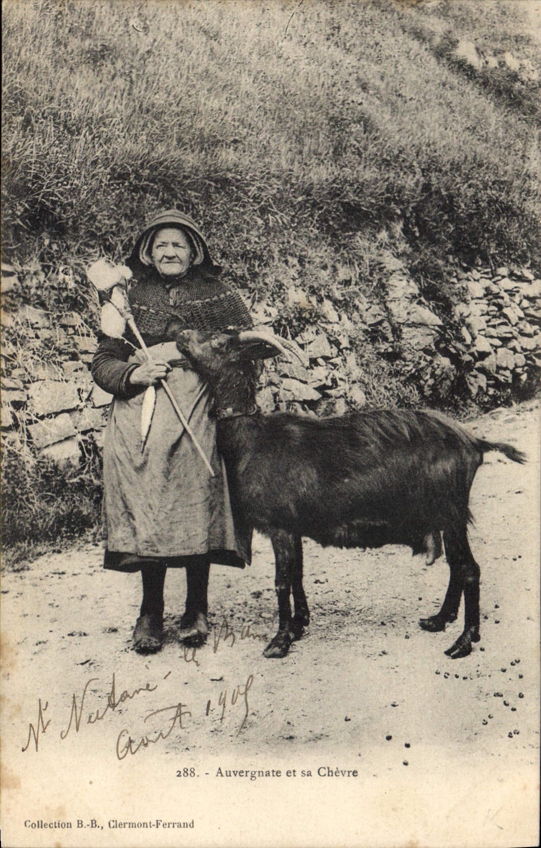 CPA Folklore Auvergnate et sa chevre TOP